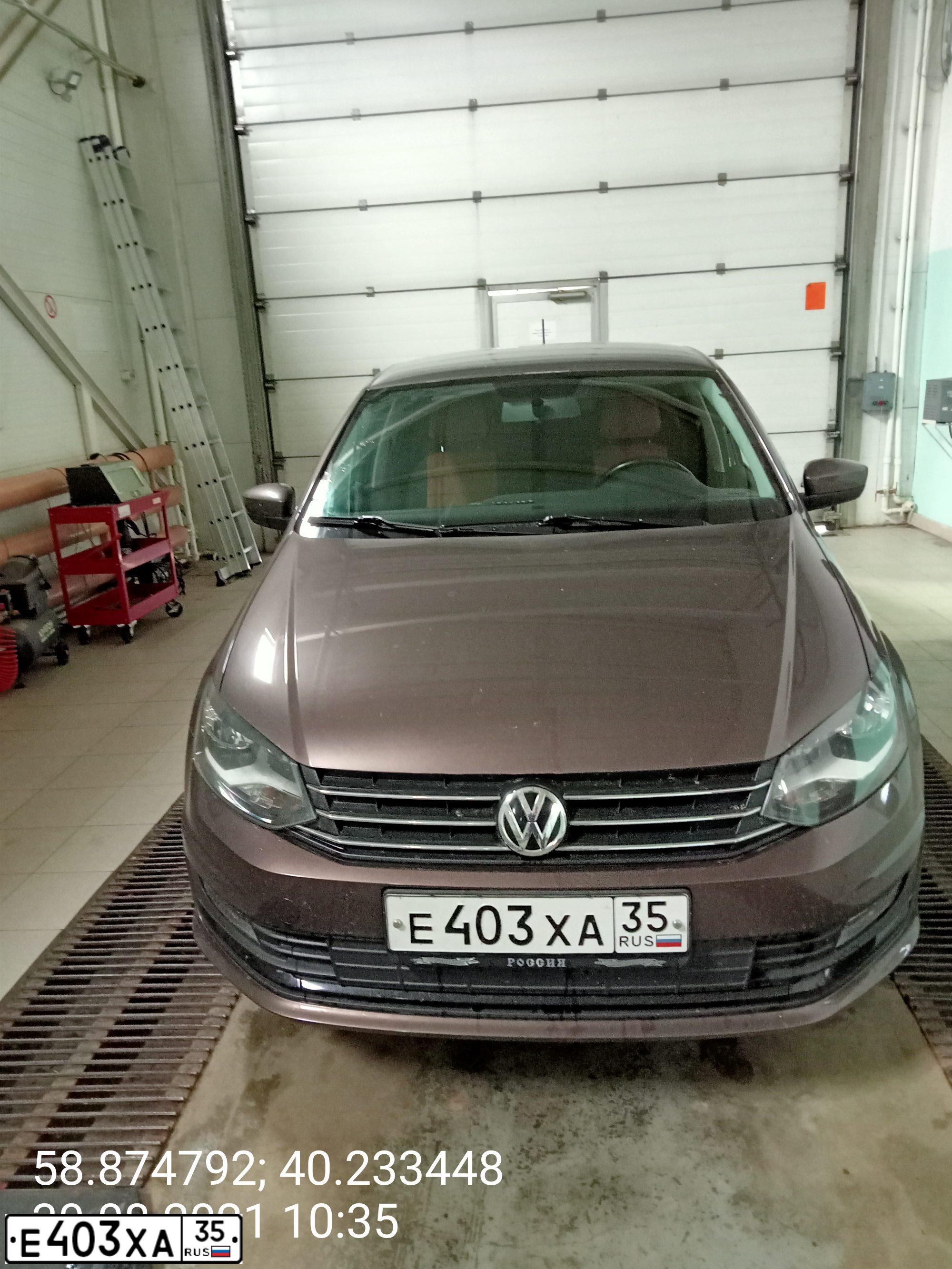 Фото автомобиля VOLKSWAGEN POLO, 2017 — госномер Е403ХА35. Цвет: Коричневый