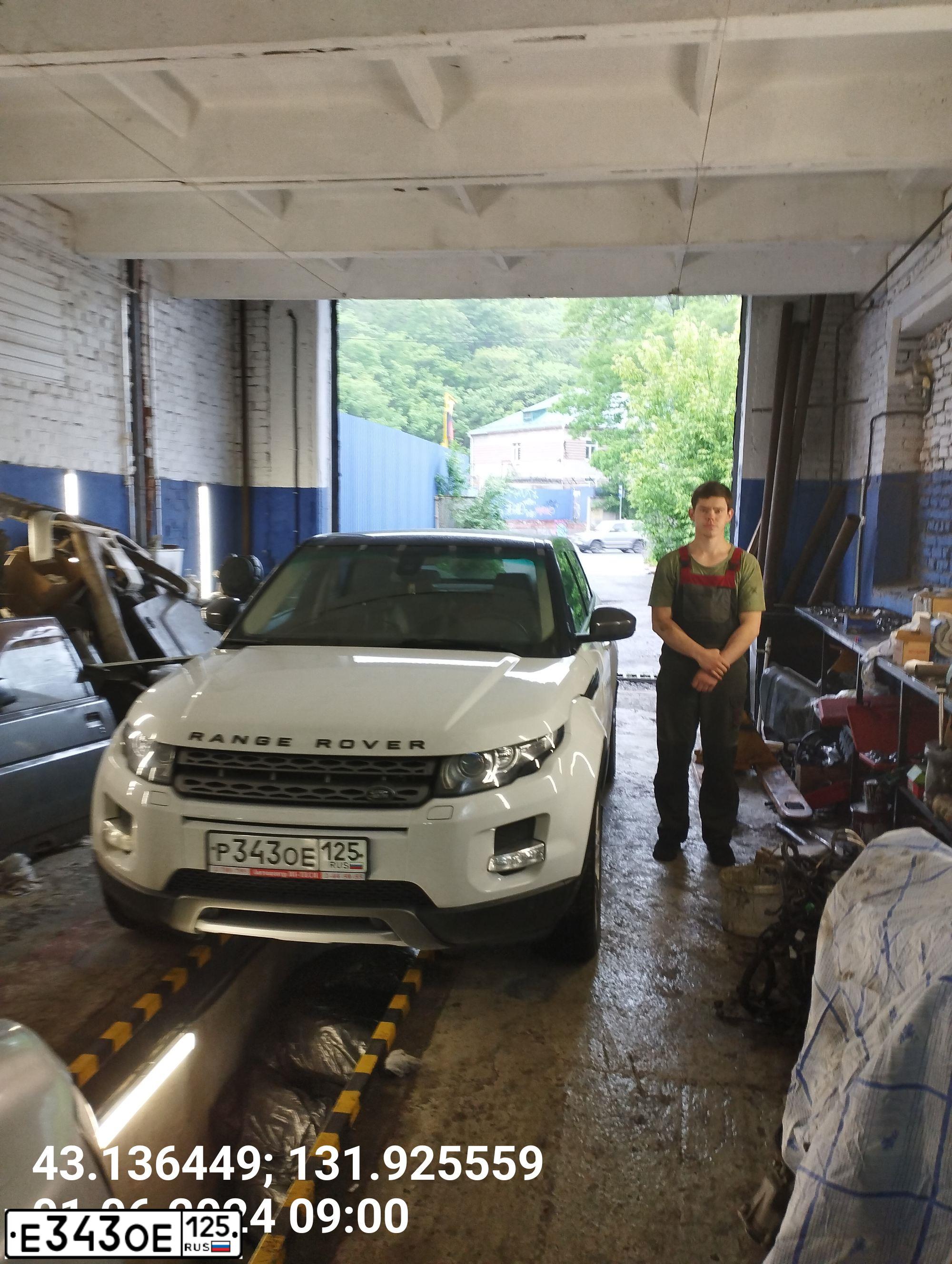 Фото автомобиля LANDROVER RANGE ROVER EVOQUE, 2014 — госномер Р343ОЕ125. Цвет: ЯРКО-БЕЛЫЙ