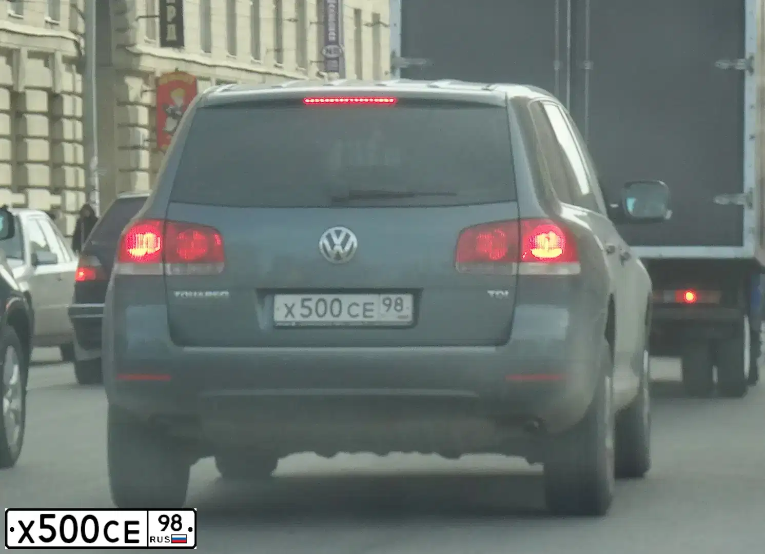 Фото автомобиля VOLKSWAGEN TOUAREG, 2006 — госномер Т446ХМ178. Цвет: ТЕМНО-СЕРЫЙ
