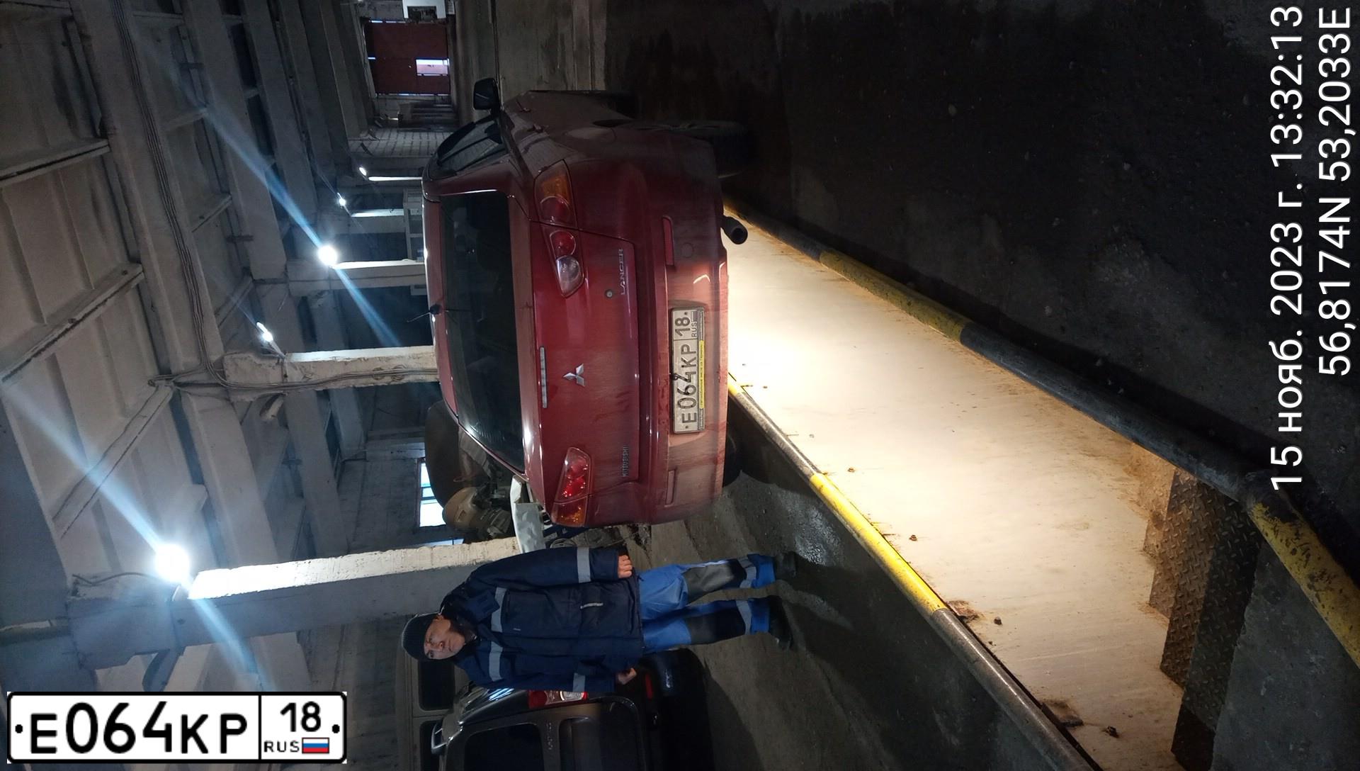 Фото автомобиля MITSUBISHI LANCER, 2008 — госномер Е064КР18. Цвет: КРАСНЫЙ