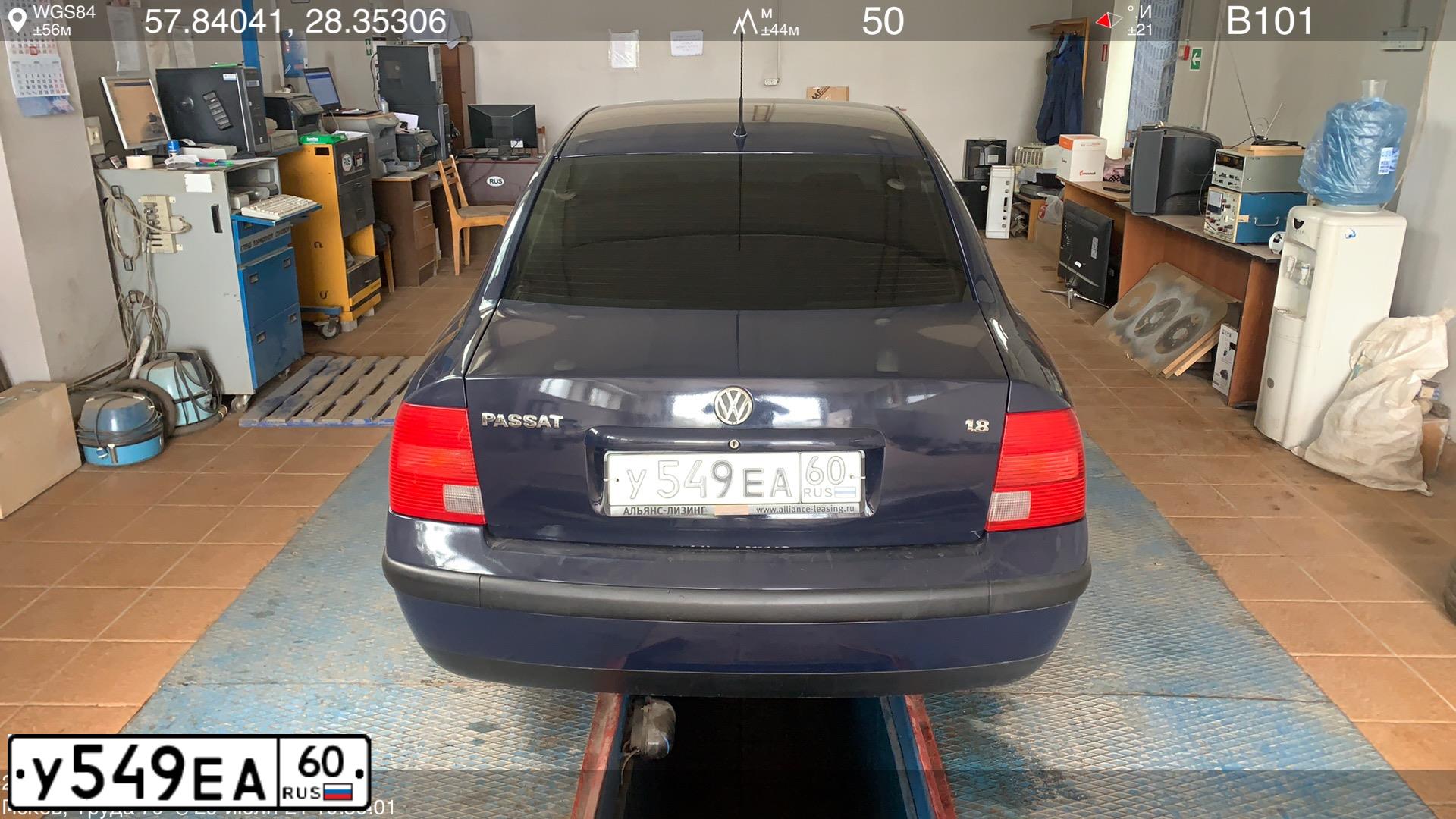 Фото автомобиля VOLKSWAGEN PASSAT, 1997 — госномер У549ЕА60. Цвет: ТЕМНО-СИНИЙ