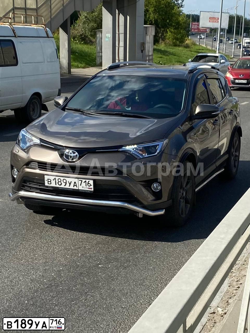Фото автомобиля TOYOTA RAV4, 2019 — госномер В189УА716. Цвет: Светло-коричневый металлик