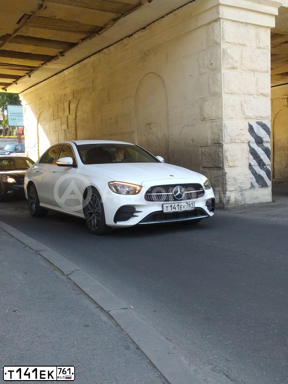 Фото автомобиля MERCEDES E-KLASSE, 2020 — госномер О439АК550. Цвет: Белый