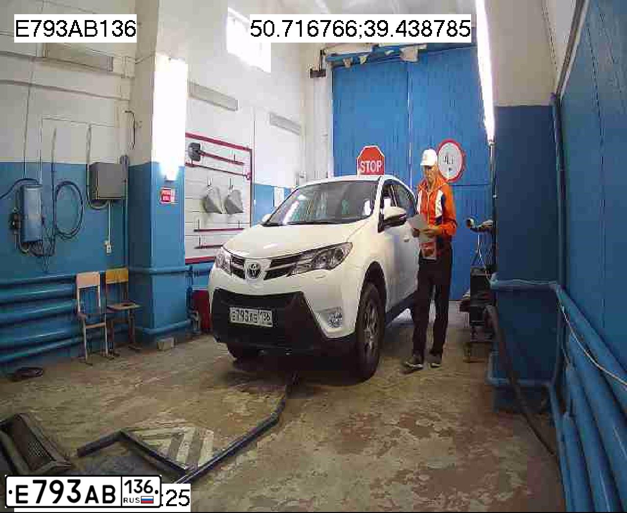 Фото автомобиля TOYOTA RAV4, 2015 — госномер Е793АВ136. Цвет: БЕЛЫЙ