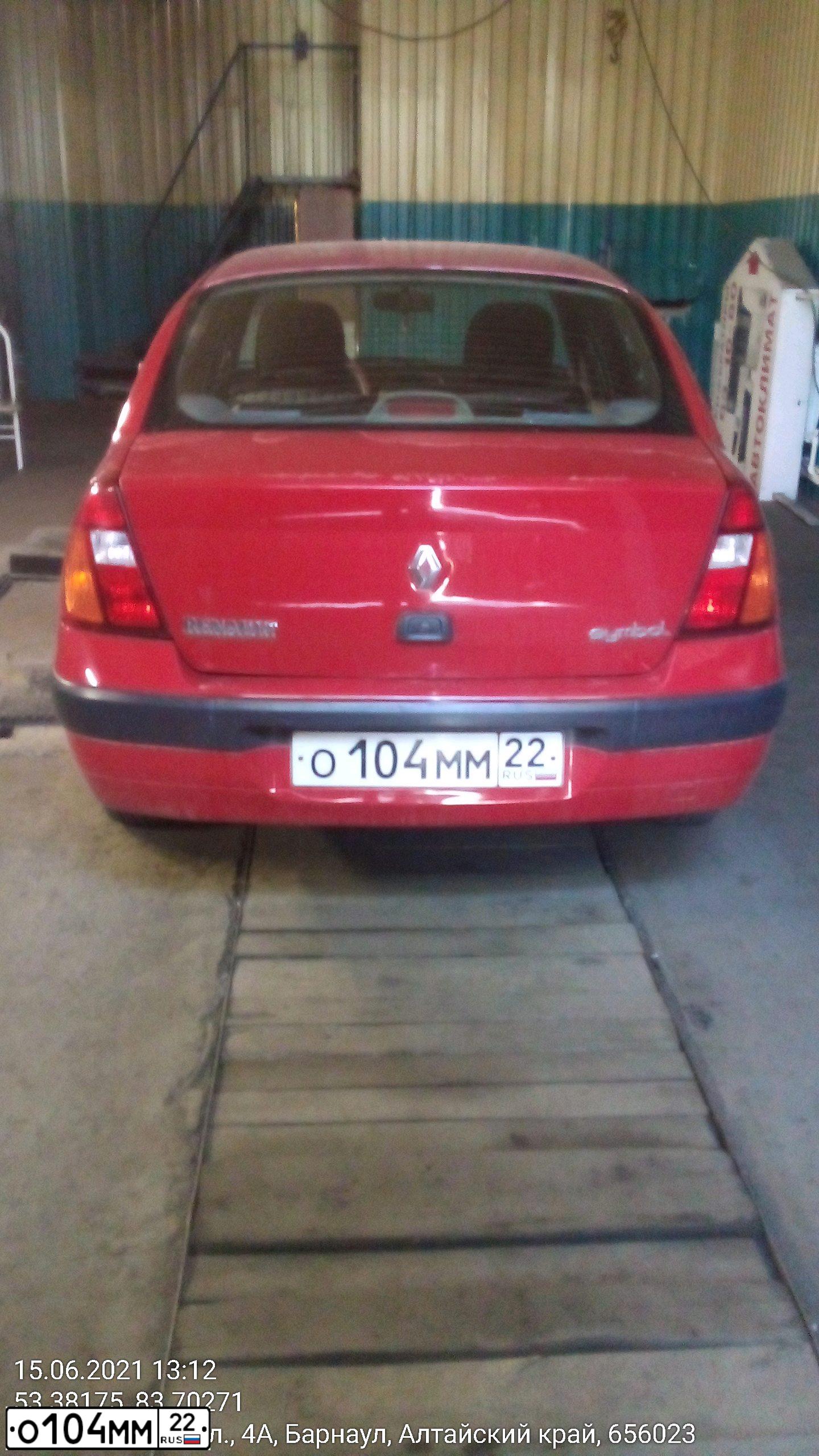 Фото автомобиля RENAULT SYMBOL, 2004 — госномер О104ММ22. Цвет: Красный