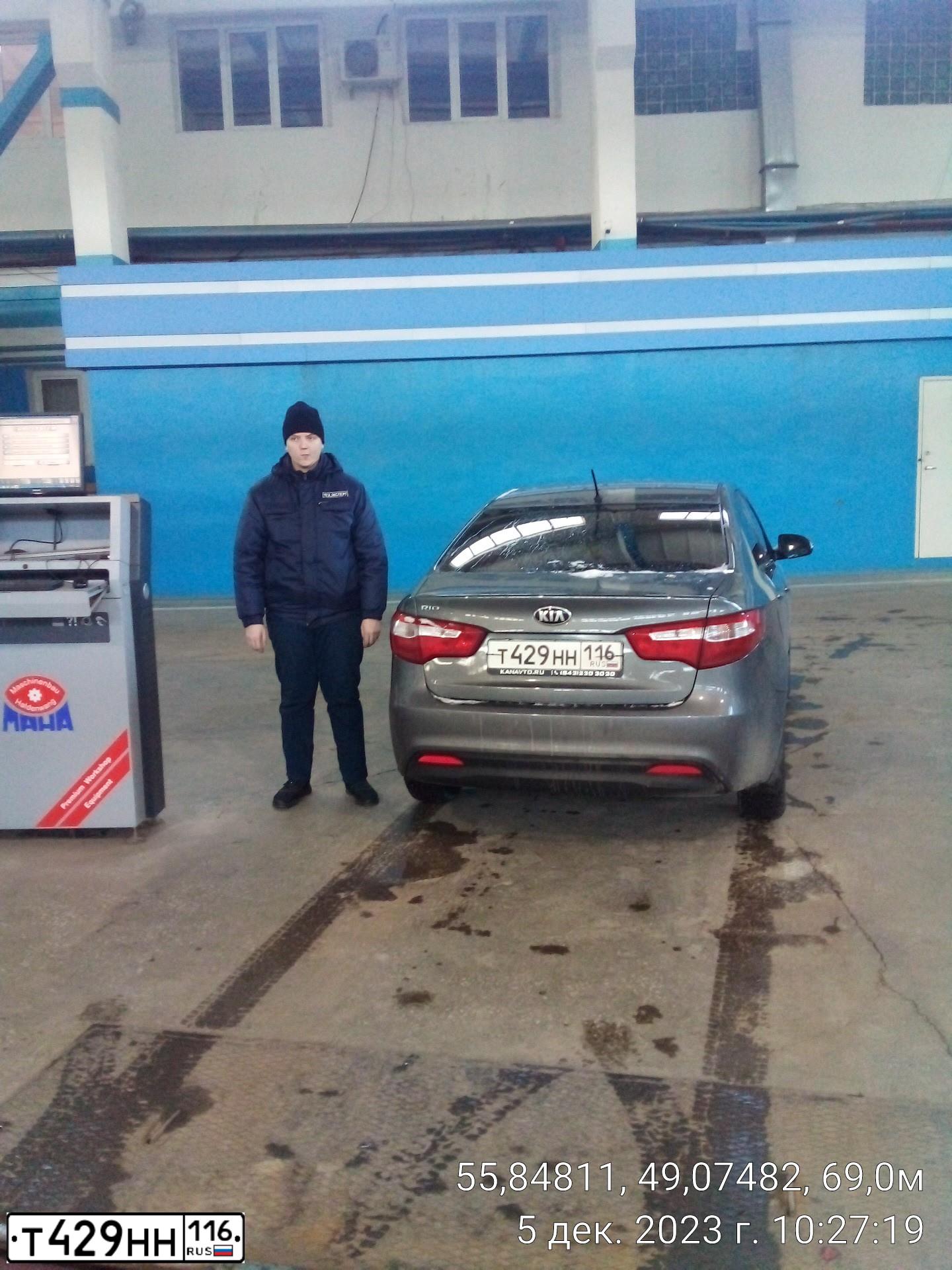 Фото автомобиля KIA RIO, 2013 — госномер Т429НН116. Цвет: Серый