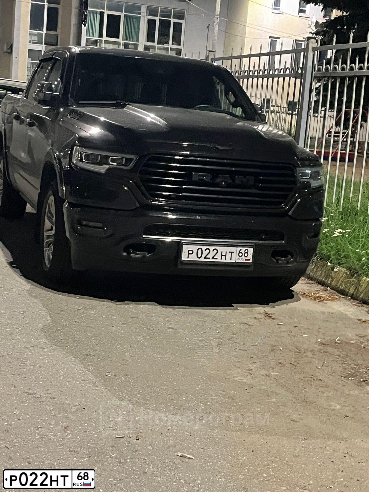 Фото автомобиля RAM RAM 1500, 2023 — госномер Р022НТ68. Цвет: ЧЕРНЫЙ