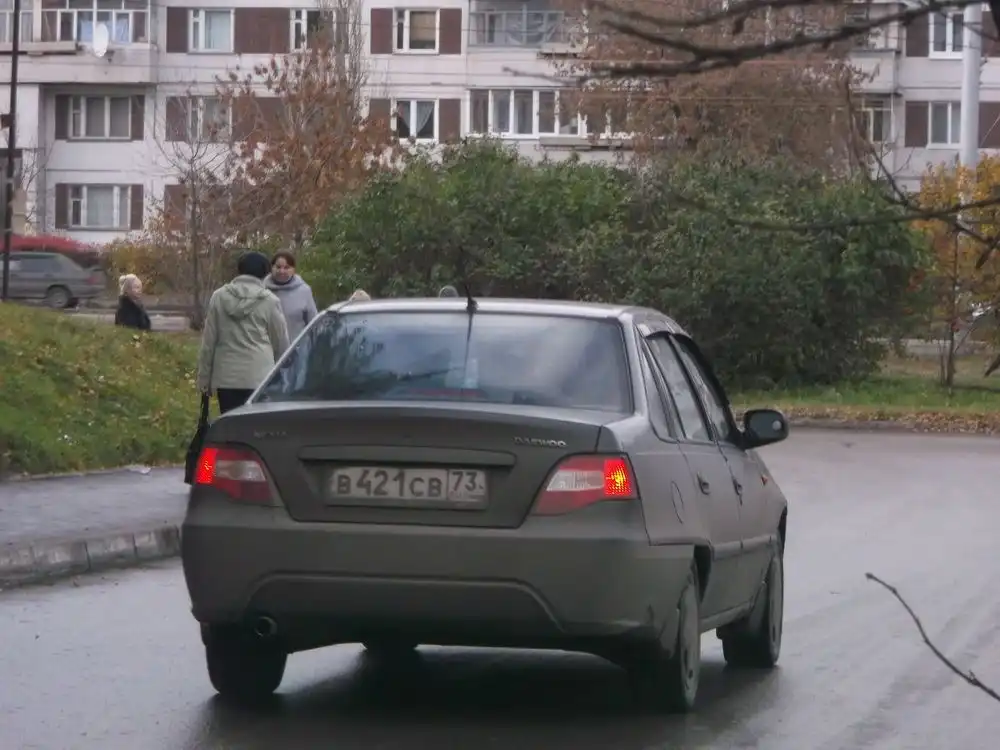 Фото автомобиля DAEWOO NEXIA, 2012 — госномер В421СВ73. Цвет: ЧЕРНЫЙ БЛЕДНЫЙ