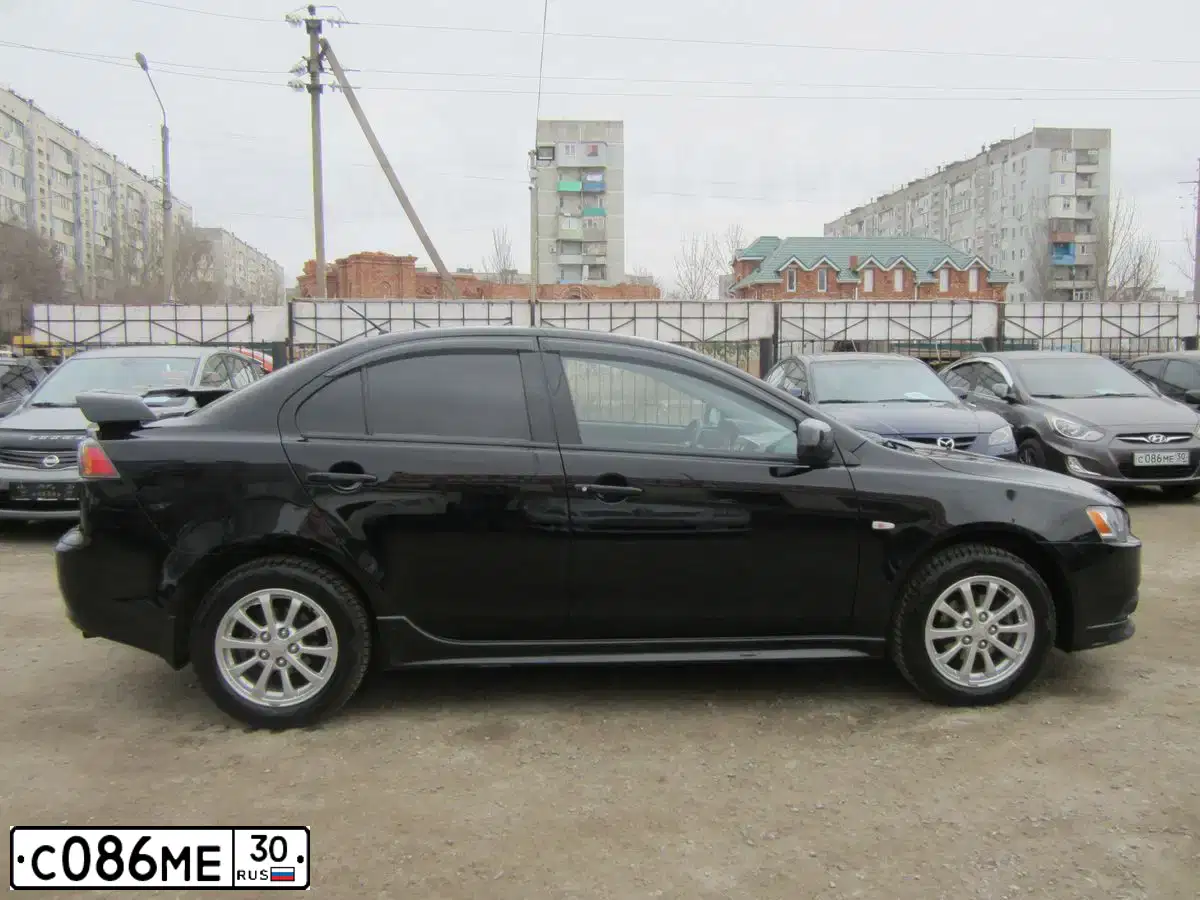 Фото автомобиля HYUNDAI SOLARIS, 2014 — госномер С086МЕ30. Цвет: ЧЕРНО-СЕРЫЙ