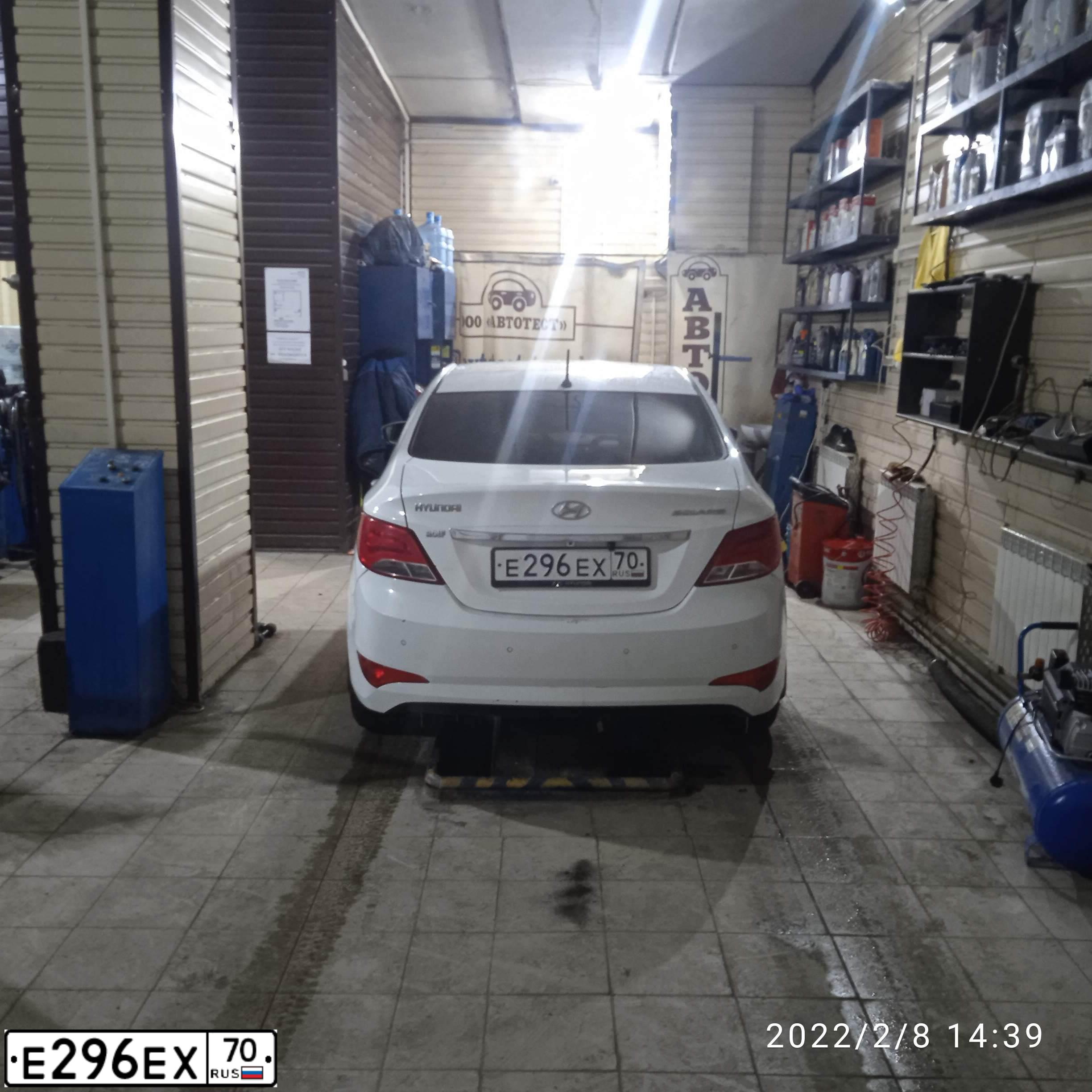 Фото автомобиля HYUNDAI SOLARIS, 2014 — госномер Е296ЕХ70. Цвет: Белый