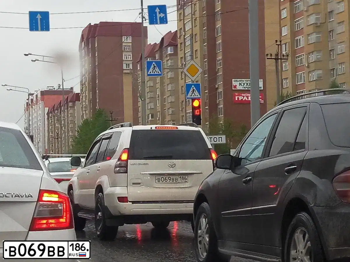 Фото автомобиля TOYOTA LANDCRUISER, 2007 — госномер В069ВВ186. Цвет: Белый