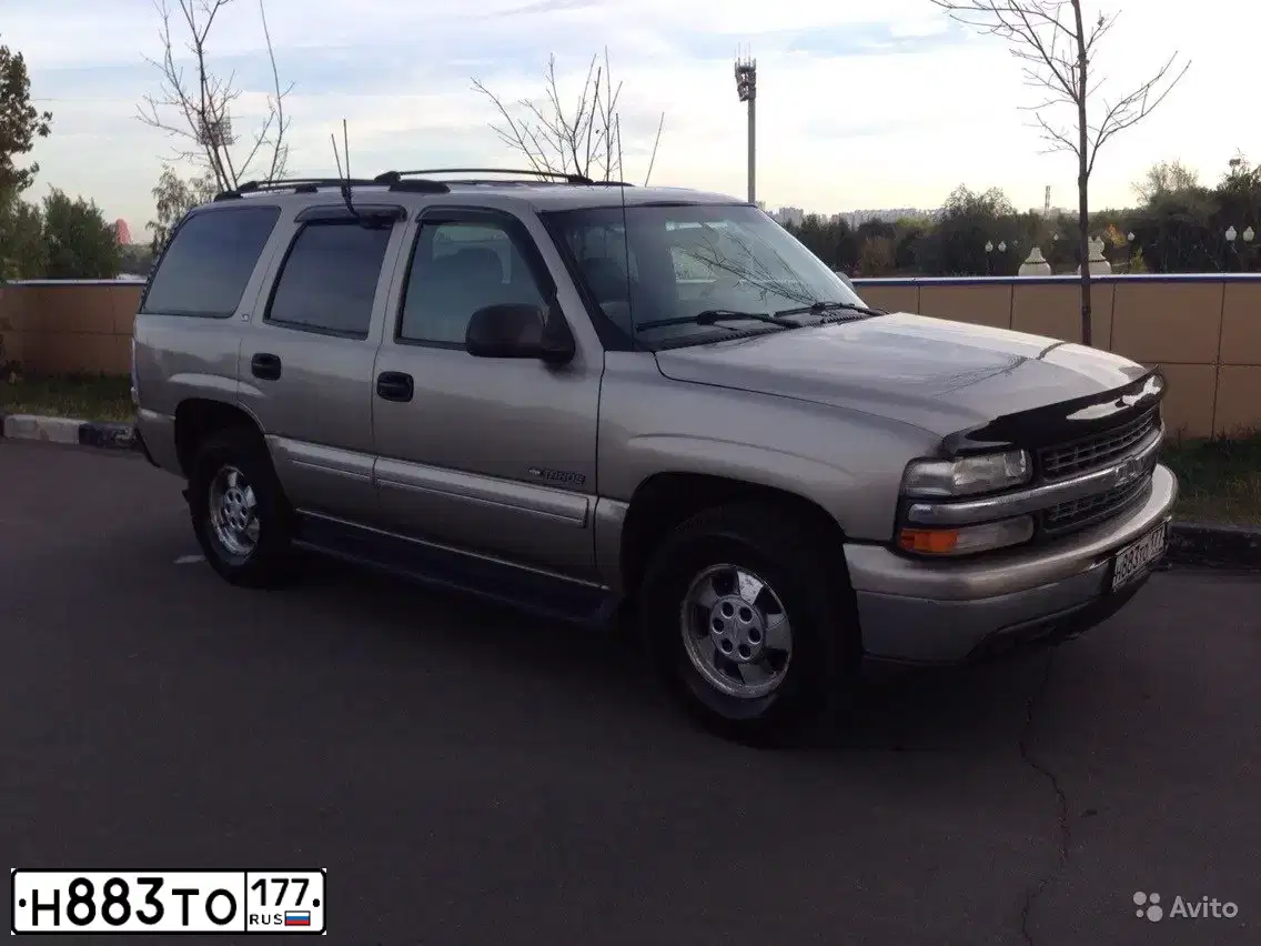 Фото автомобиля CHEVROLET TAHOE, 2000 — госномер Н883ТО177. Цвет: СЕРЫЙ