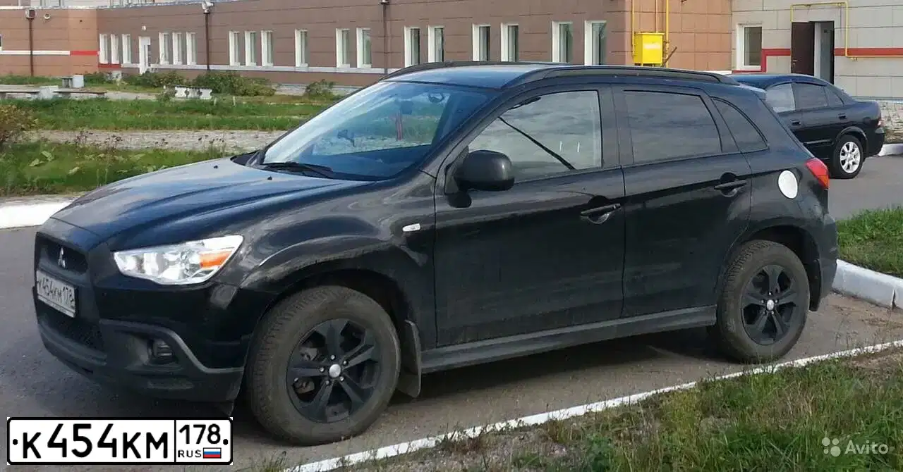 Фото автомобиля NISSAN JUKE, 2011 — госномер Н454КМ178. Цвет: БЕЛЫЙ