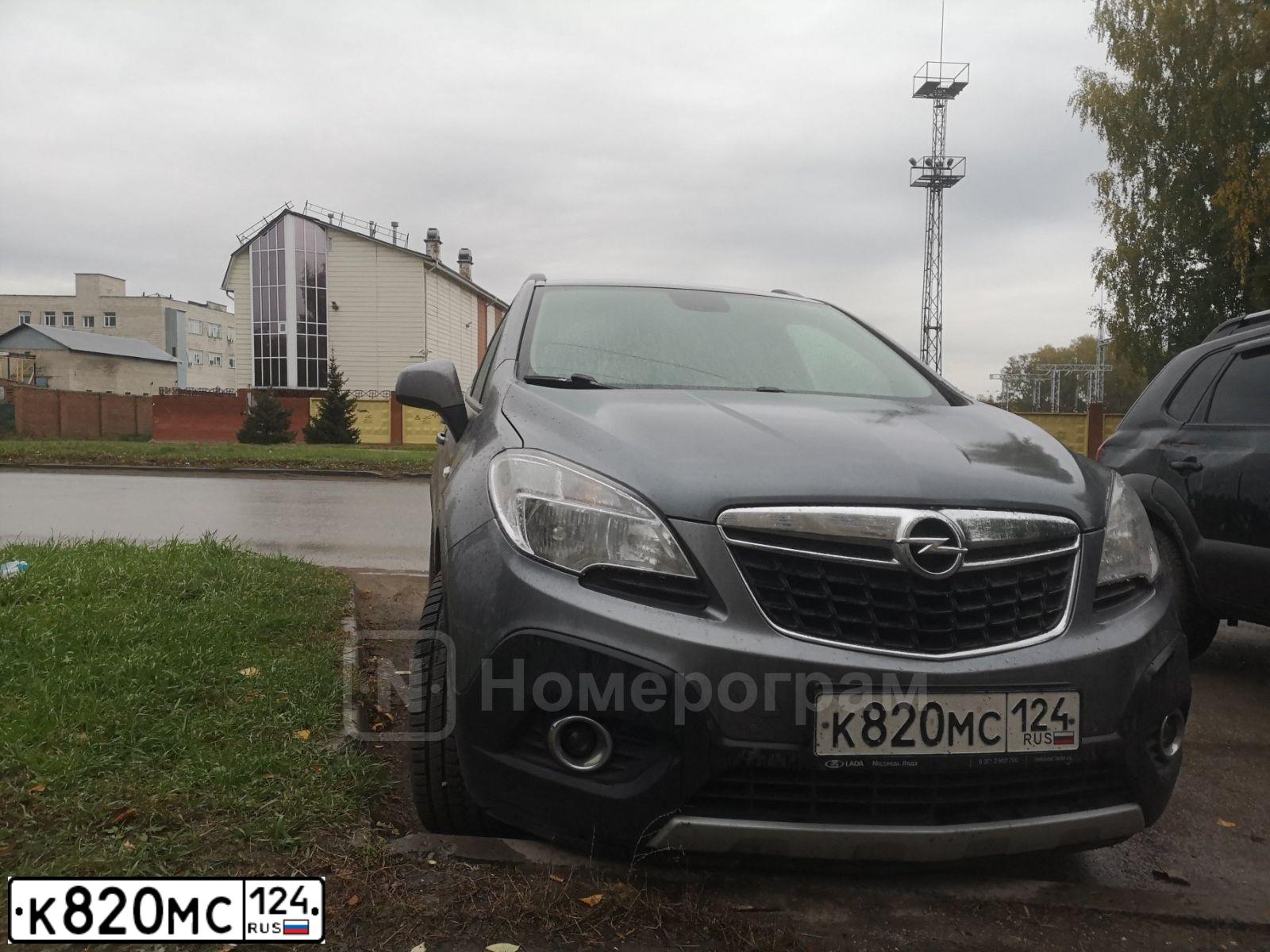 Фото автомобиля OPEL MOKKA, 2014 — госномер К820МС124. Цвет: СЕРЫЙ