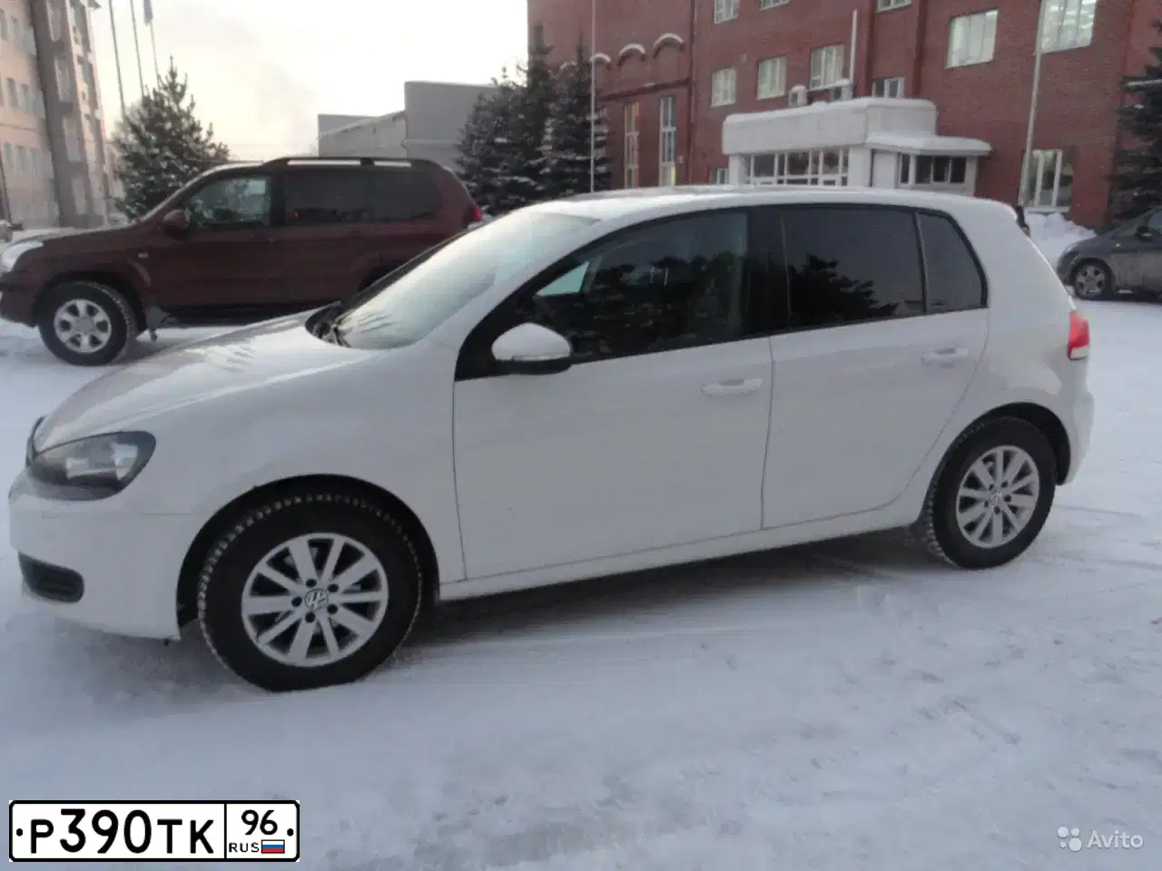 Фото автомобиля VOLKSWAGEN GOLF, 2010 — госномер Р390ТК96. Цвет: БЕЛЫЙ