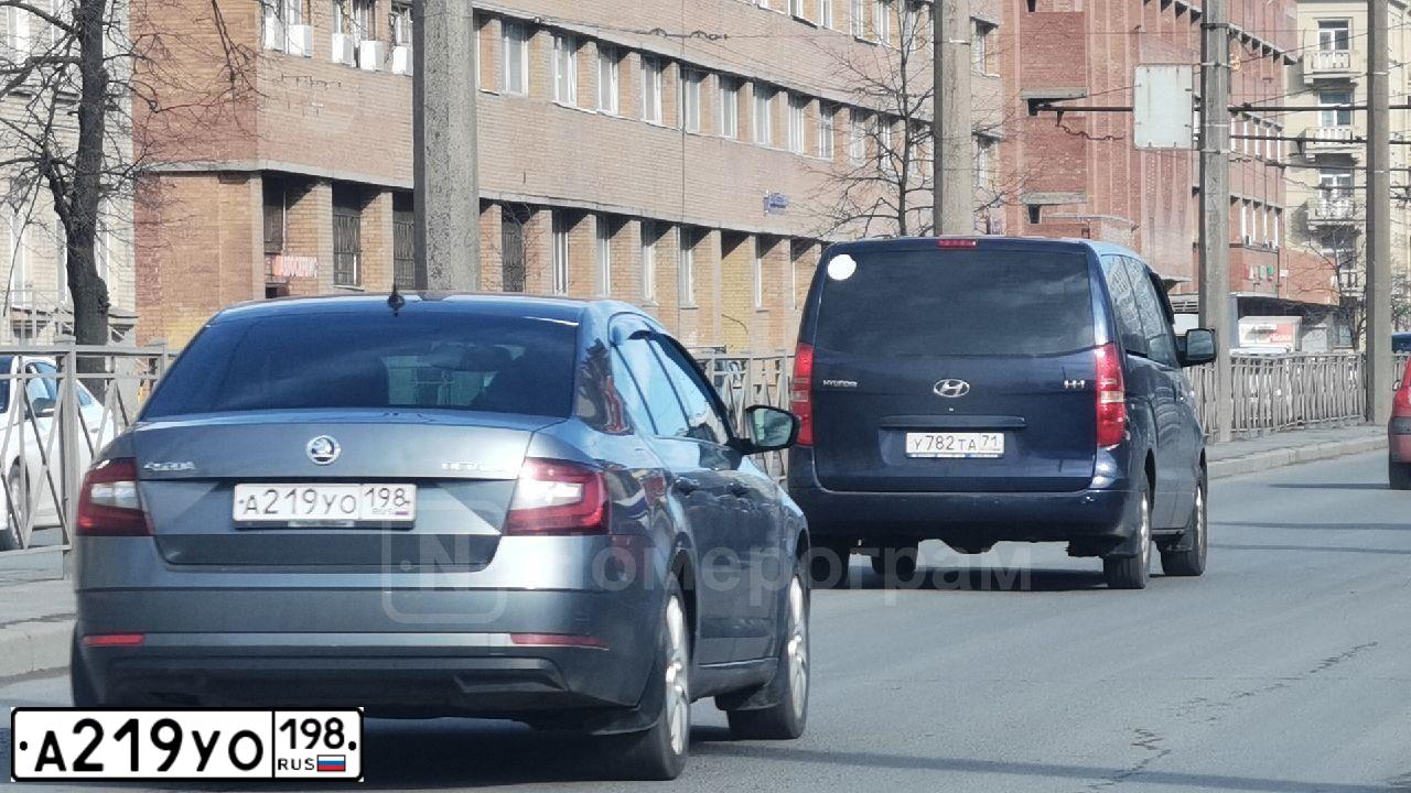 Фото автомобиля SKODA OCTAVIA, 2018 — госномер А219УО198. Цвет: ТЕМНО-СЕРЫЙ