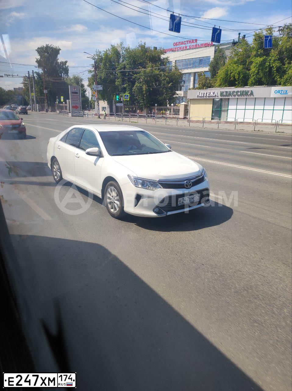 Фото автомобиля TOYOTA CAMRY, 2015 — госномер Е247ХМ174. Цвет: БЕЛЫЙ ПЕРЛАМУТР