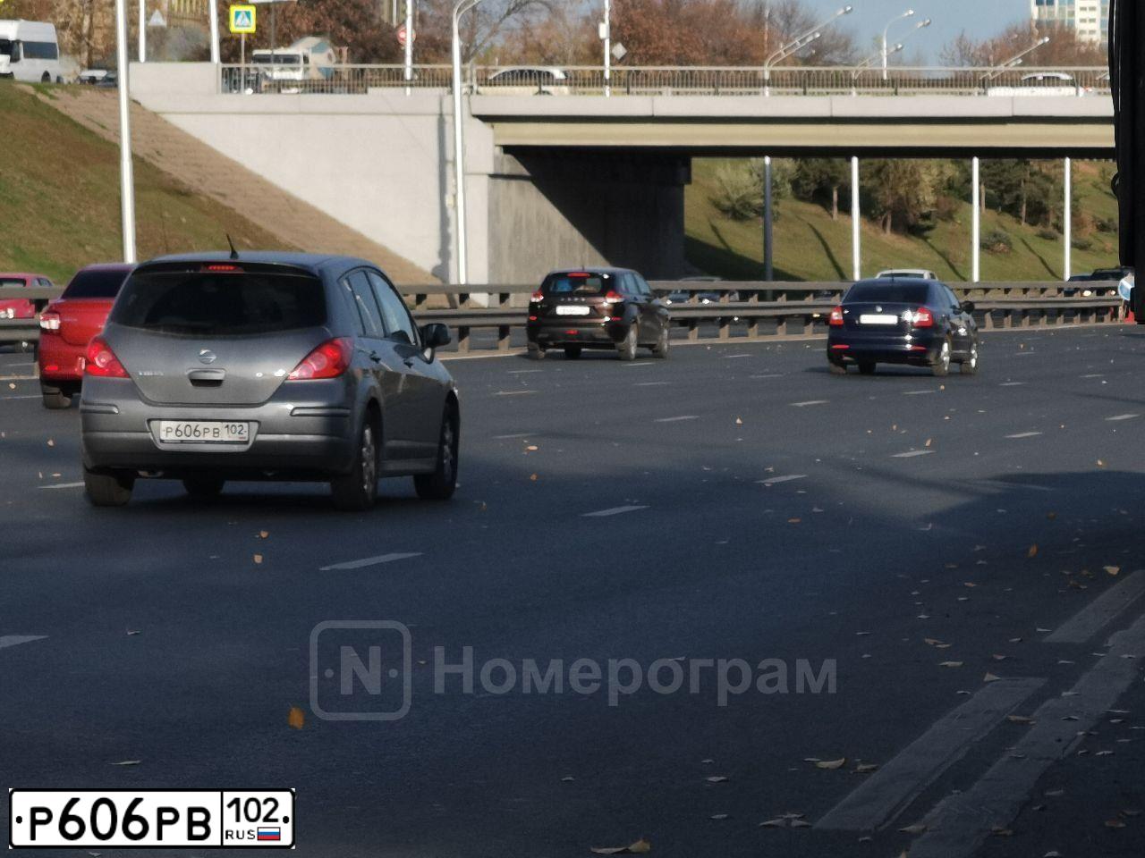 Фото автомобиля NISSAN TIIDA, 2013 — госномер Р606РВ102. Цвет: СЕРЫЙ