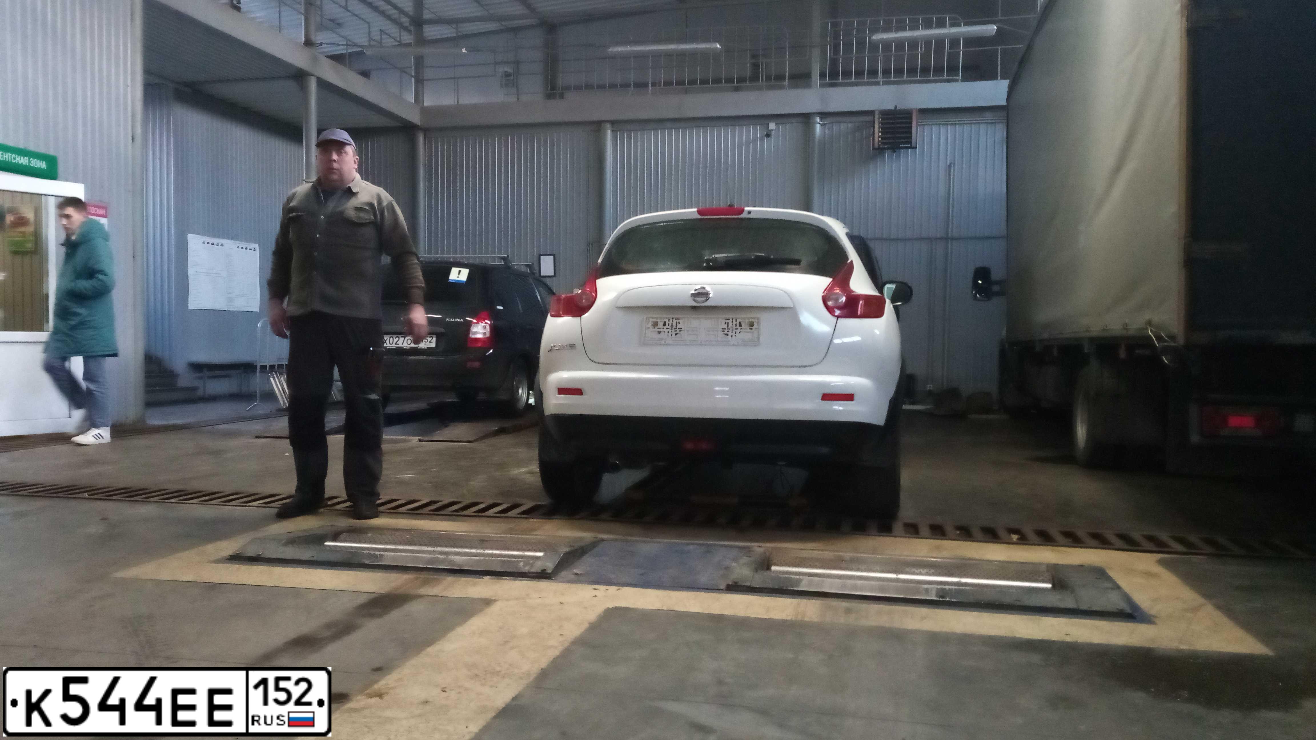 Фото автомобиля NISSAN JUKE, 2012 — госномер У232АЕ152. Цвет: Белый