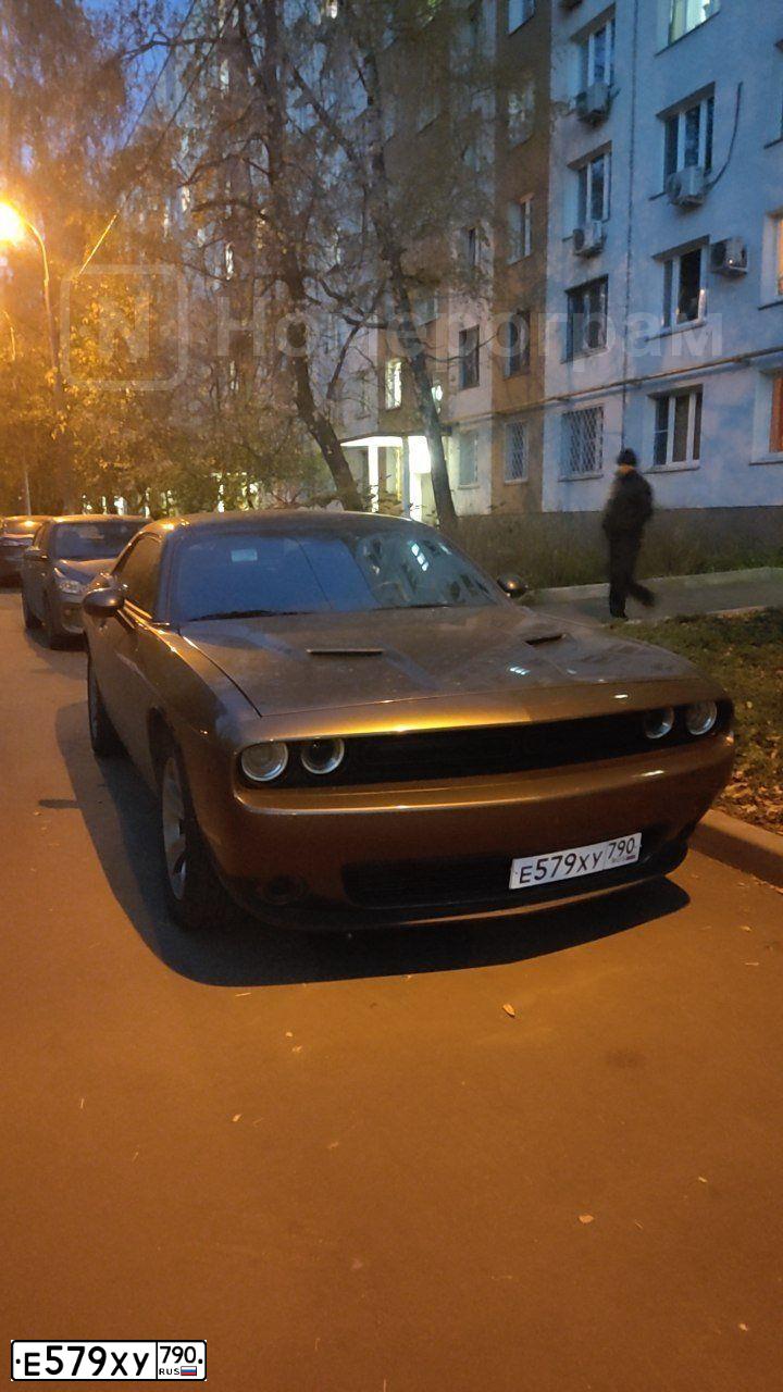 Фото автомобиля DODGE CHALLENGER, 2020 — госномер Е579ХУ790. Цвет: СЕРЫЙ