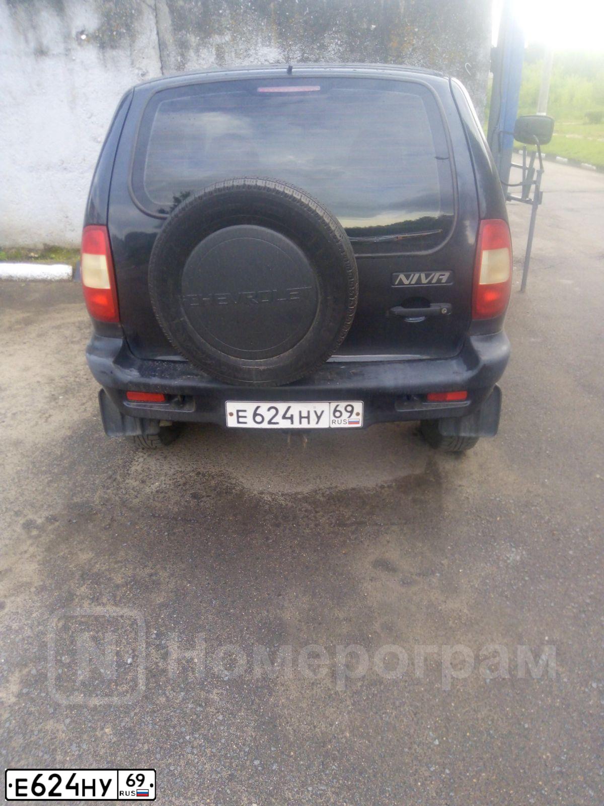 Фото автомобиля CHEVROLET NIVA, 2006 — госномер Е624НУ69. Цвет: ЧЕРНО-СИНИЙ МЕТАЛЛИК