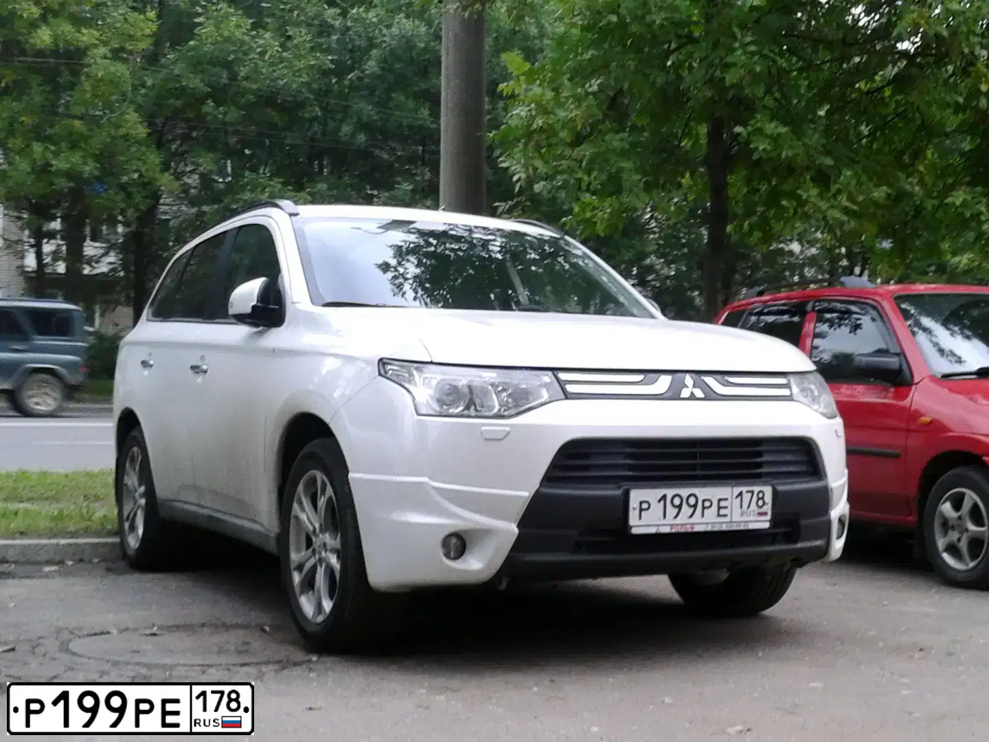 Фото автомобиля MITSUBISHI OUTLANDER, 2014 — госномер В844ОУ147. Цвет: Белый