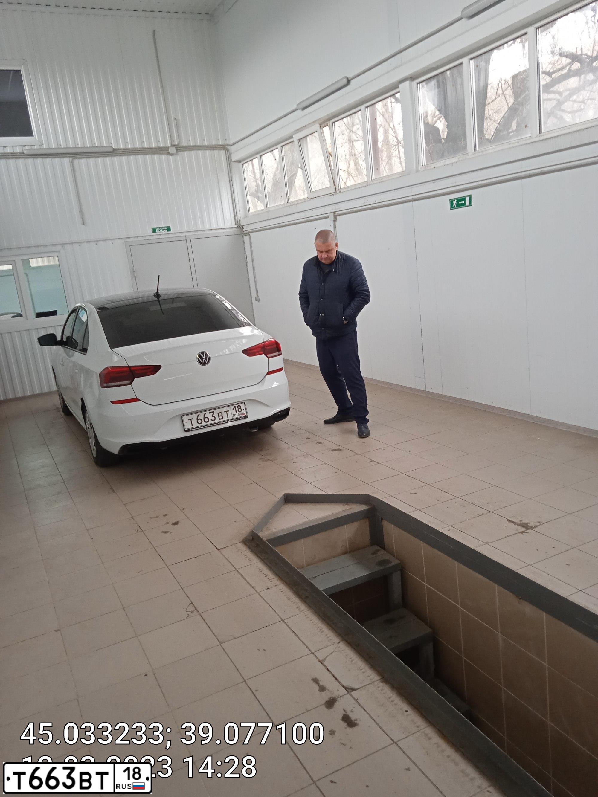 Фото автомобиля VOLKSWAGEN POLO, 2020 — госномер Т663ВТ18. Цвет: Белый