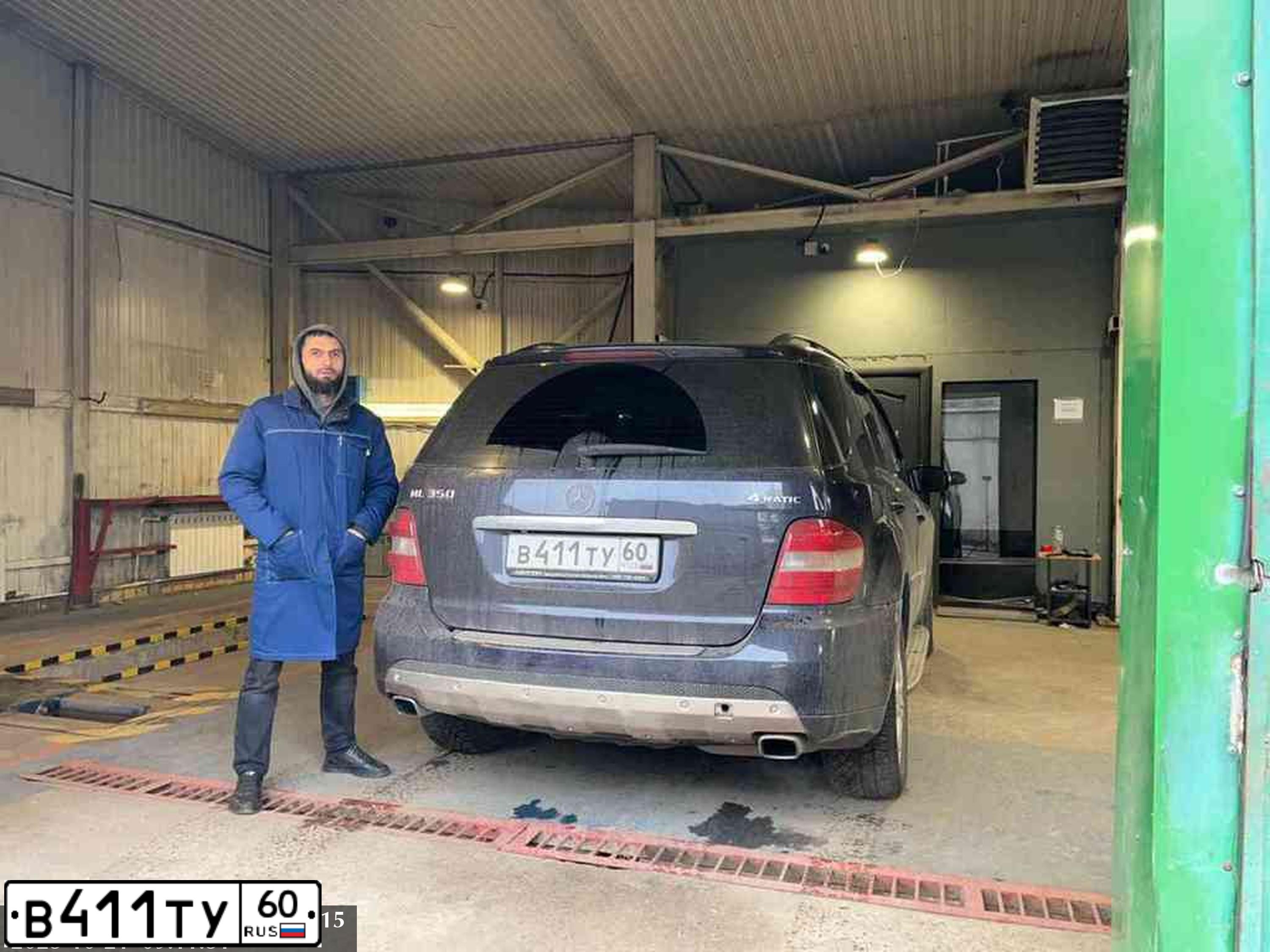 Фото автомобиля MERCEDES-BENZ ML350, 2007 — госномер М667ХВ124. Цвет: Темно-синий