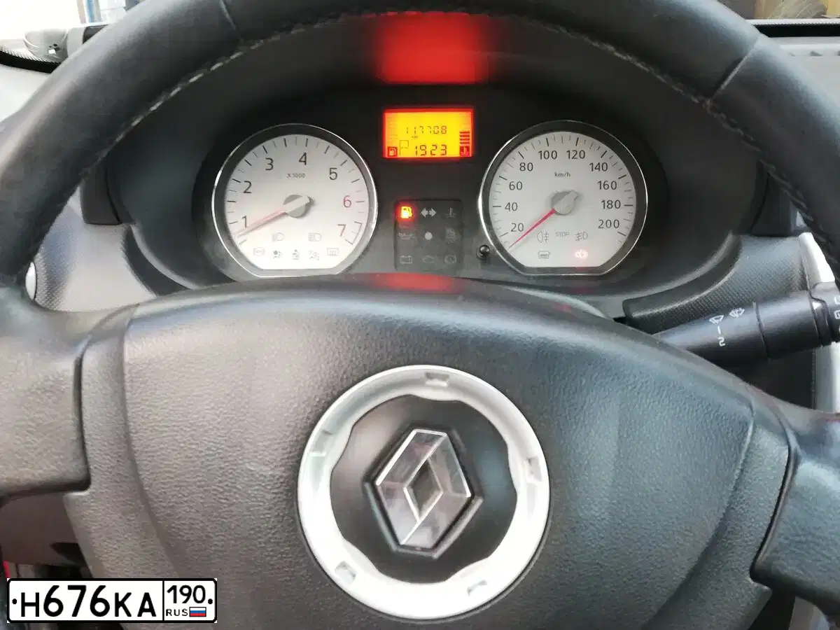 Фото автомобиля RENAULT T SANDERO, 2011 — госномер Р909СК69. Цвет: Красный