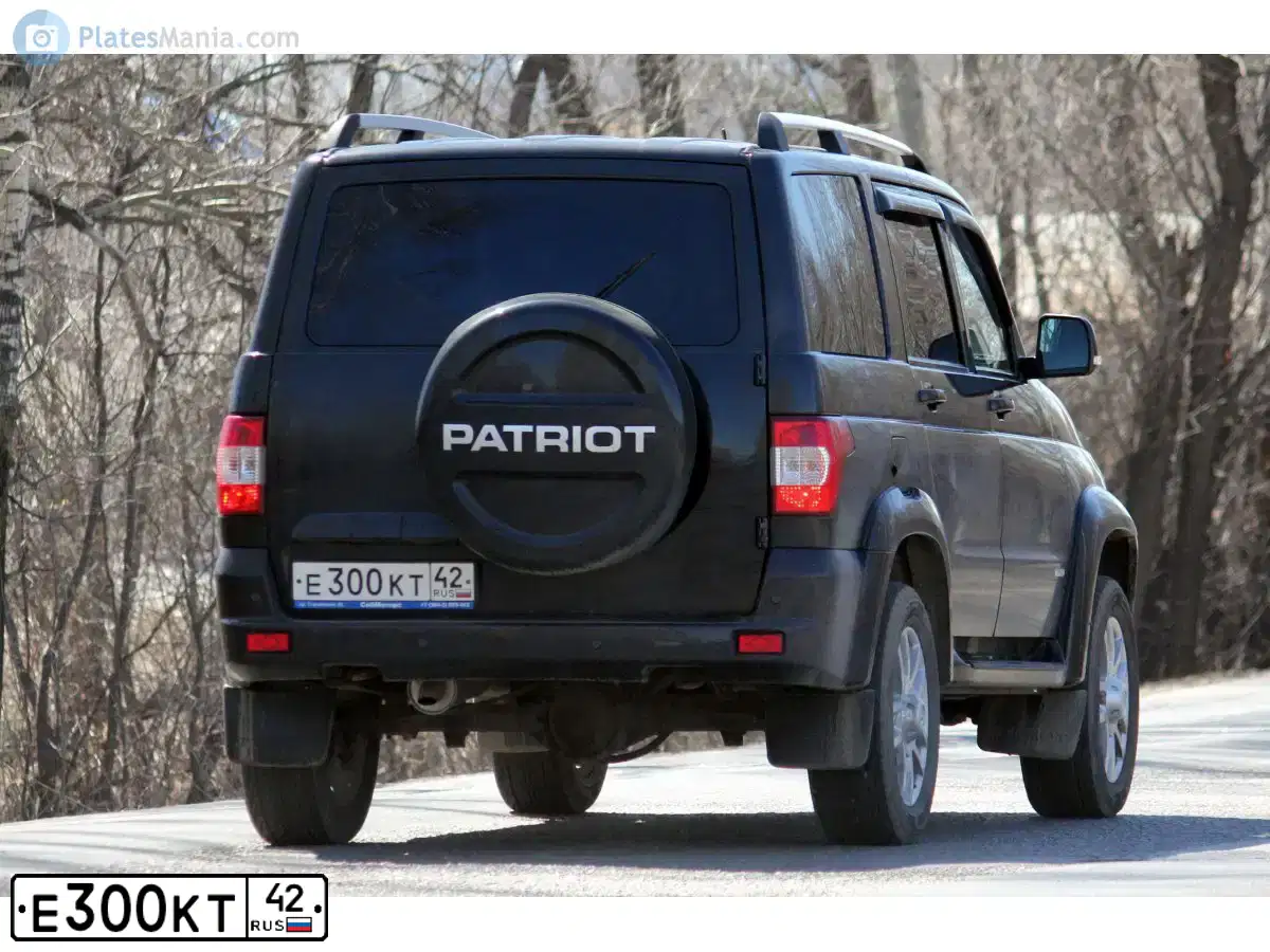 Фото автомобиля UAZ 3163 PATRIOT, 2015 — госномер Е300КТ42. Цвет: АВАНТЮРИН МЕТАЛЛИК
