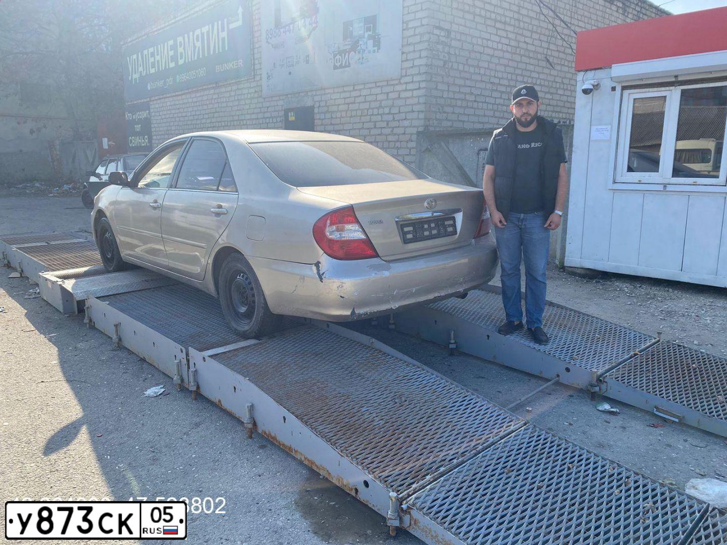 Фото автомобиля TOYOTA CAMRY, 2004 — госномер У618ЕР05. Цвет: КОРИЧНЕВЫЙ БЕЖЕВЫЙ