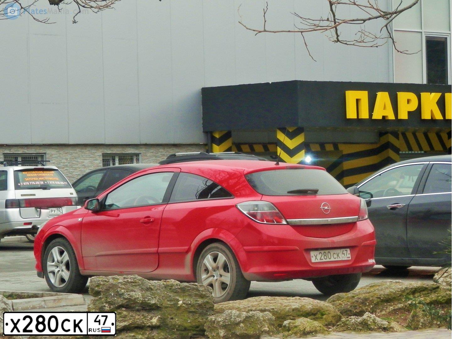 Фото автомобиля OPEL ASTRA, 2008 — госномер Р818УК47. Цвет: КРАСНЫЙ