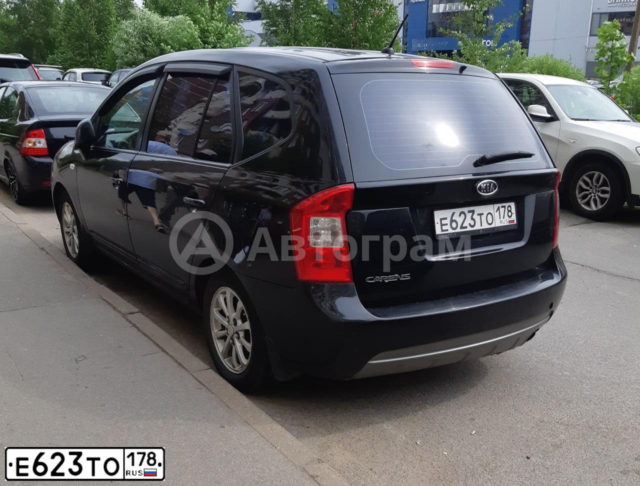 Фото автомобиля KIA CARENS, 2011 — госномер Е623ТО178. Цвет: ЧЕРНЫЙ