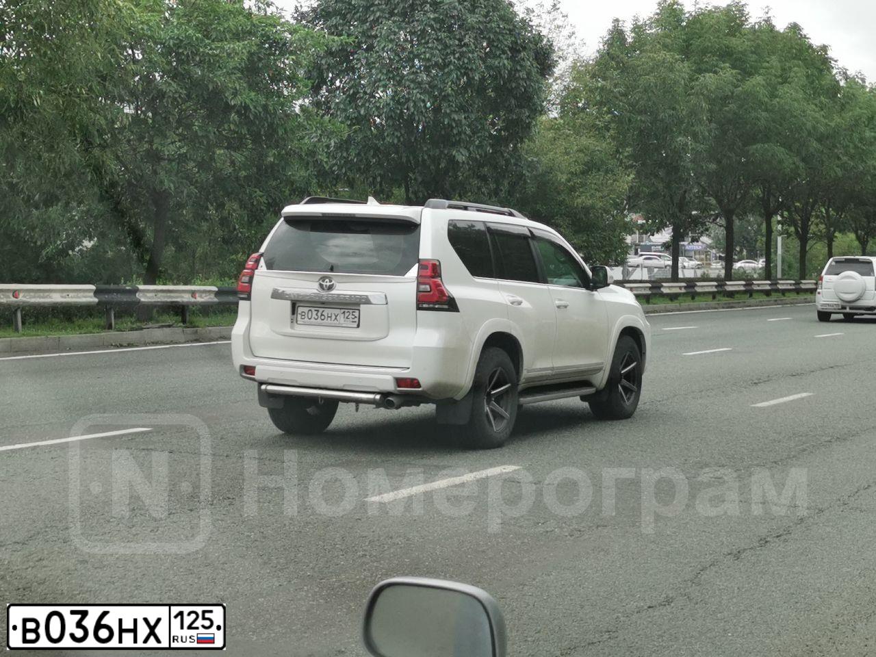 Фото автомобиля TOYOTA LANDCRUISER, 2017 — госномер А555ЕМ125. Цвет: Белый