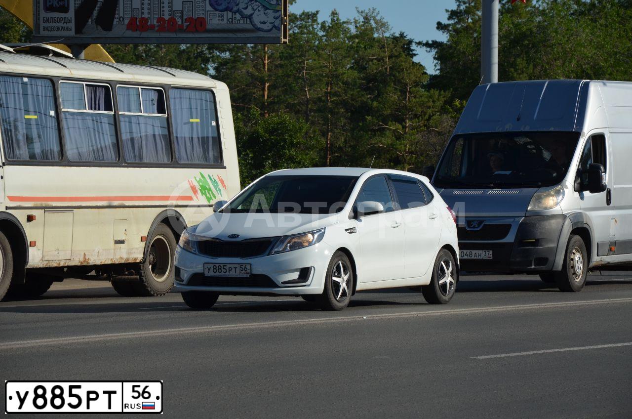 Фото автомобиля KIA RIO, 2014 — госномер У885РТ56. Цвет: Белый
