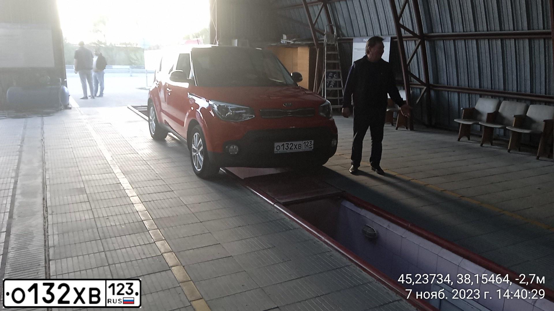 Фото автомобиля KIA SOUL, 2019 — госномер Е065МХ193. Цвет: КРАСНЫЙ