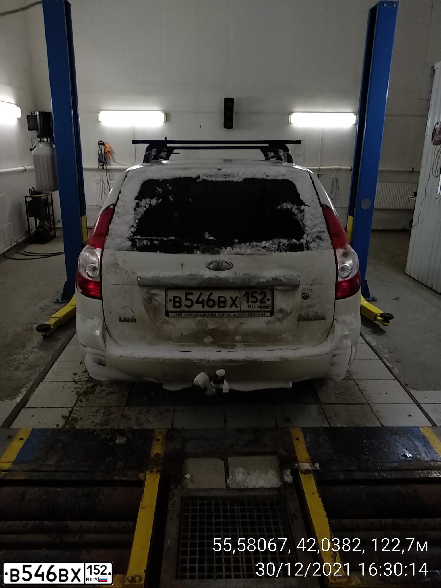 Фото автомобиля LADA 2171 PRIORA, 2010 — госномер В546ВХ152. Цвет: Белый