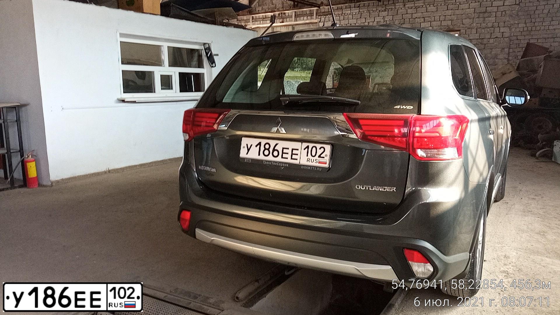 Фото автомобиля MITSUBISHI OUTLANDER, 2016 — госномер У186ЕЕ102. Цвет: СЕРЫЙ