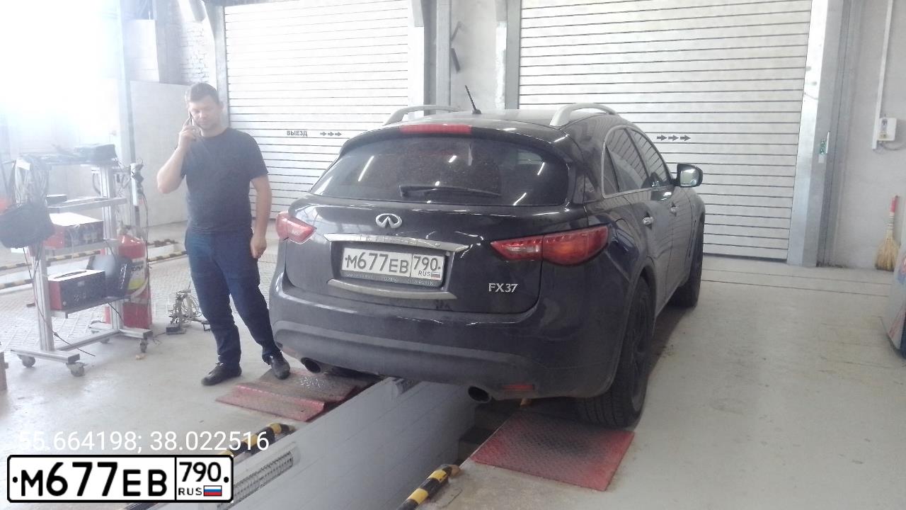 Фото автомобиля INFINITI QX70 /FX/, 2012 — госномер М677ЕВ790. Цвет: ЧЕРНЫЙ