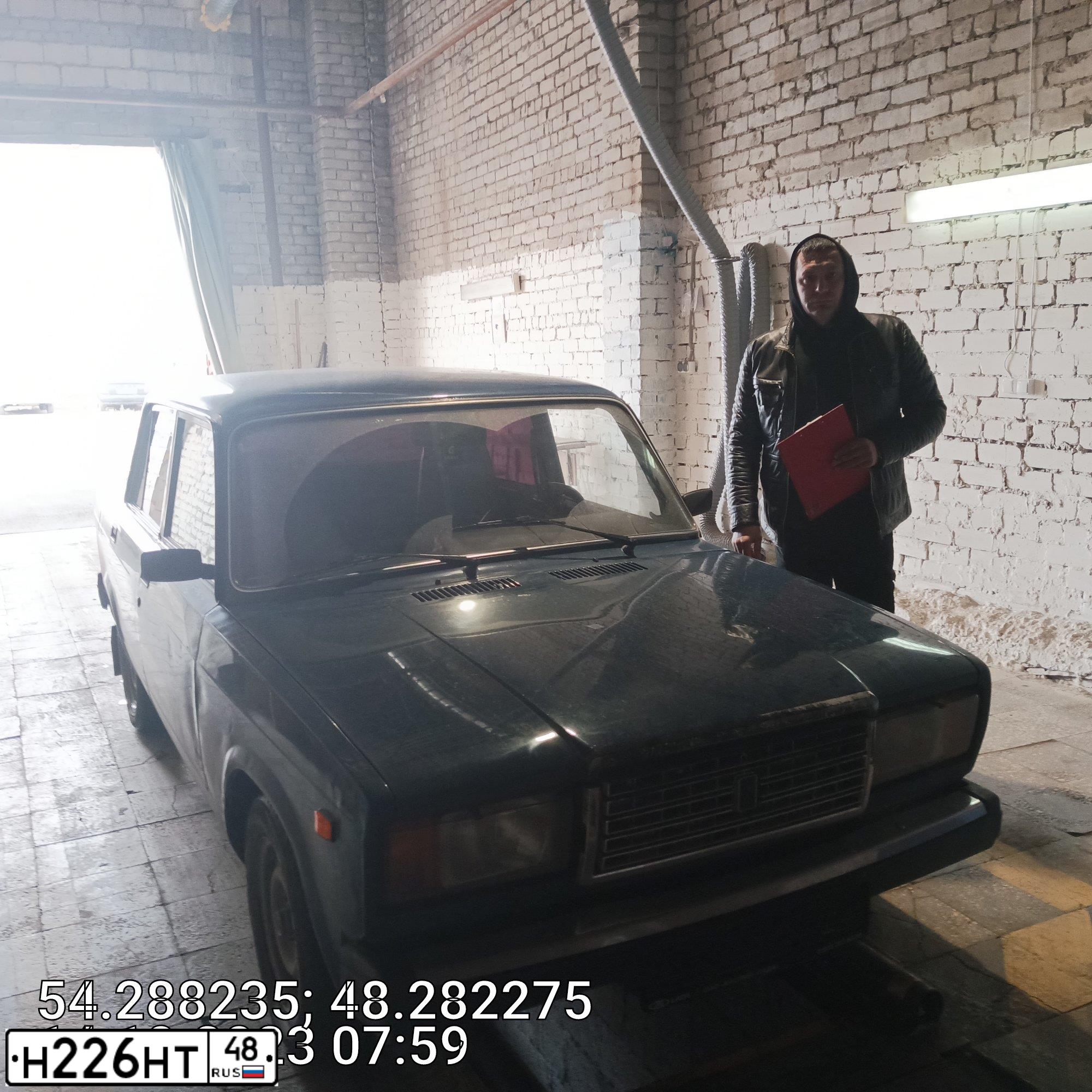 Фото автомобиля LADA 2107, 2009 — госномер М011НВ48. Цвет: сине-зеленый