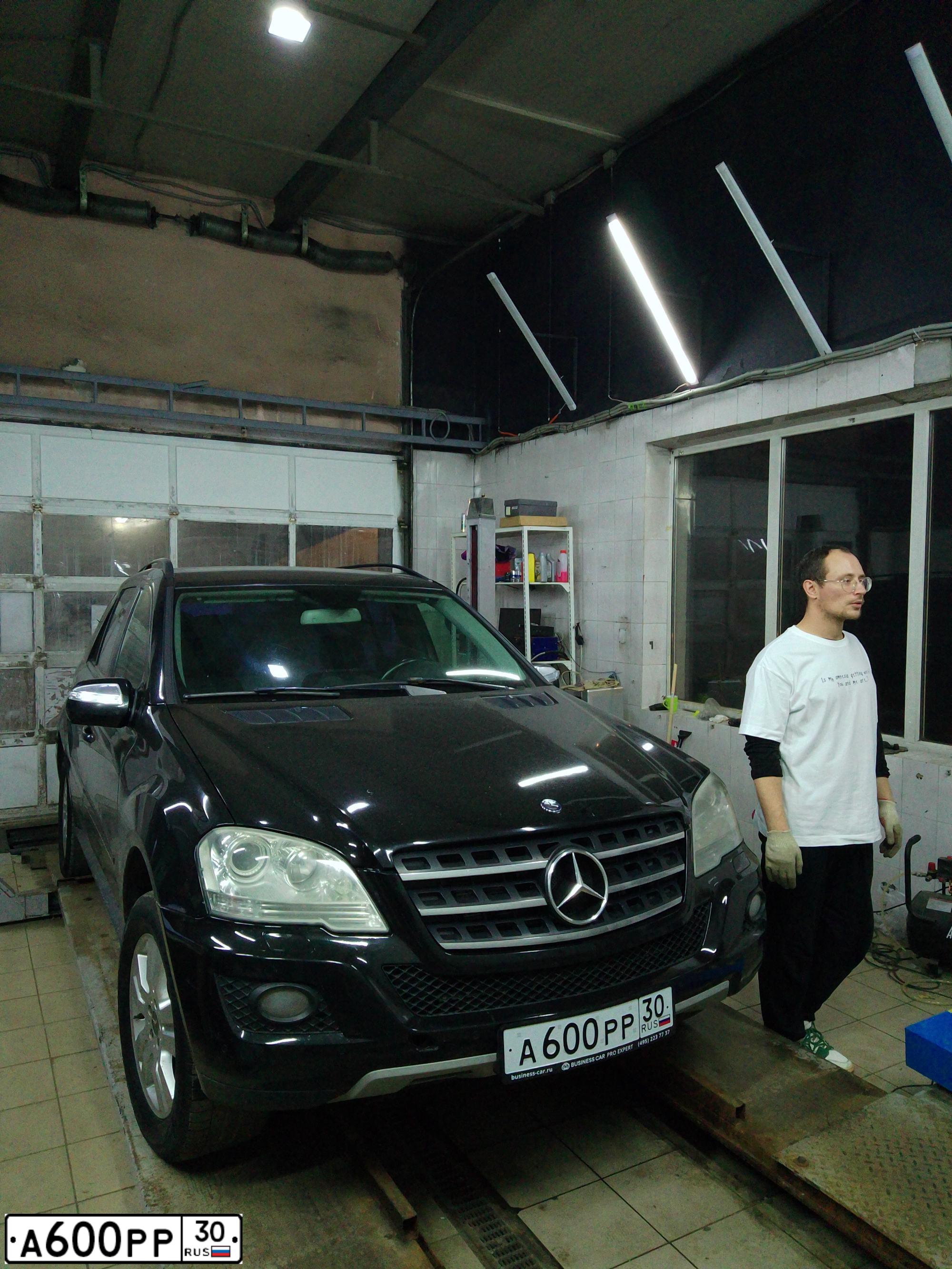 Фото автомобиля MERCEDES M-KLASSE, 2009 — госномер О111АС30. Цвет: ЧЕРНЫЙ