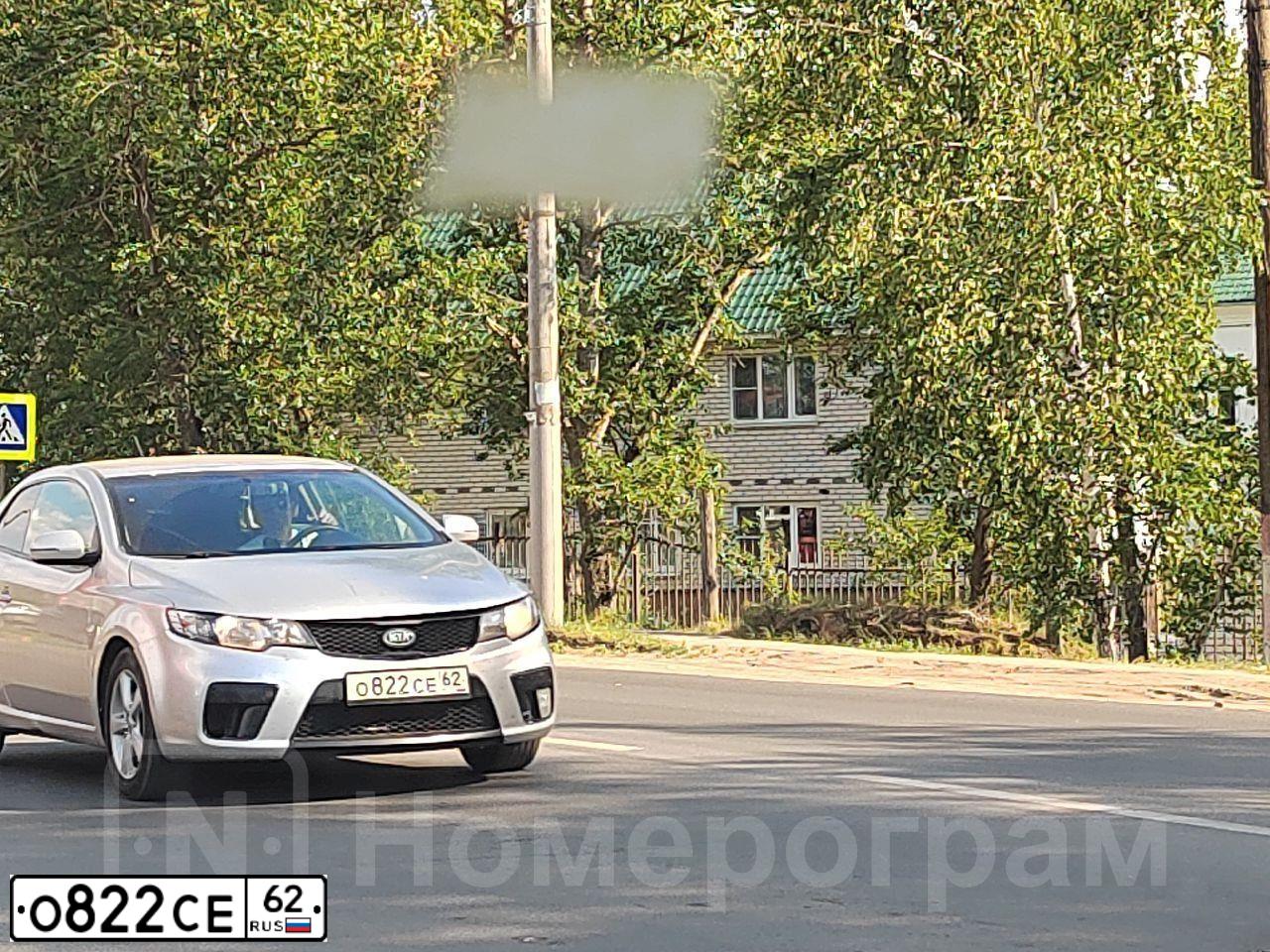 Фото автомобиля KIA CERATO, 2012 — госномер О822СЕ62. Цвет: Серебристый