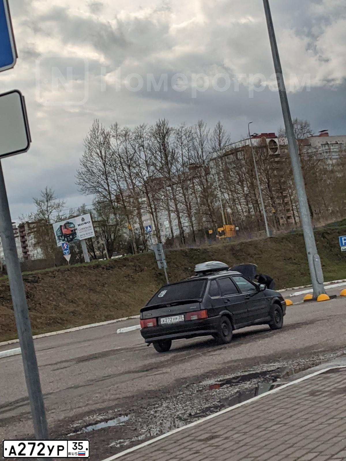 Фото автомобиля LADA 2114 SAMARA, 2011 — госномер А272УР35. Цвет: Сине-Черный