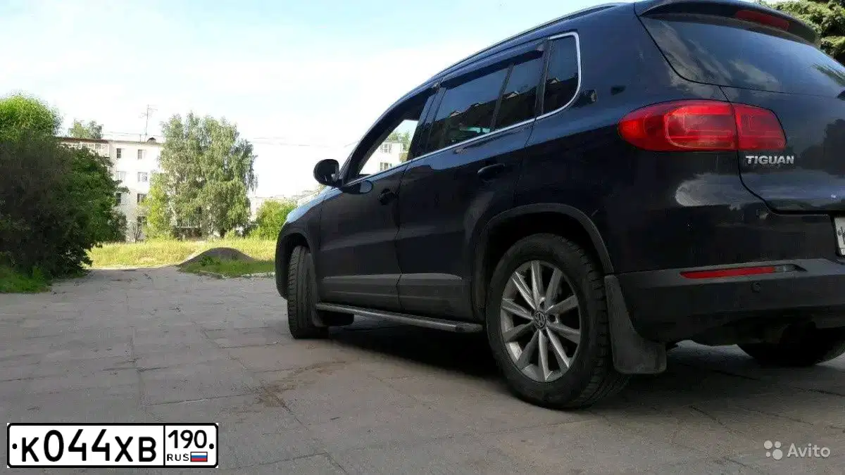 Фото автомобиля VOLKSWAGEN TIGUAN, 2012 — госномер К044ХВ190. Цвет: ЧЕРНЫЙ