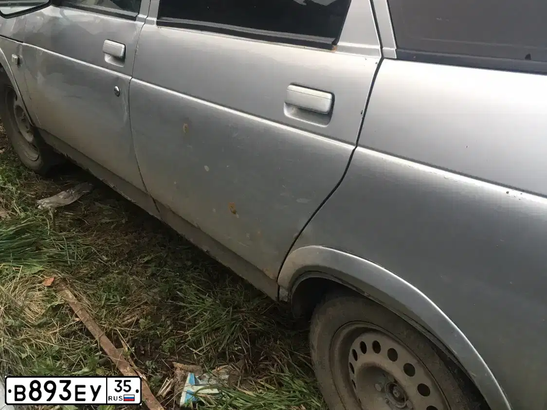Фото автомобиля LADA 2112, 2002 — госномер С393СН35. Цвет: СВЕТЛО-СЕРЕБРИСТЫЙ МЕТАЛЛ