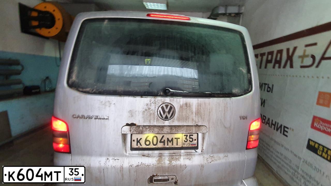 Фото автомобиля VOLKSWAGEN CARAVELLE, 2008 — госномер К604МТ35. Цвет: СЕРЕБРИСТЫЙ