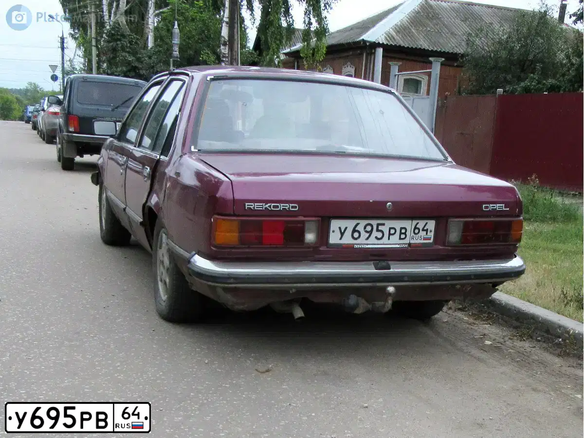 Фото автомобиля AUDI 80, 1991 — госномер Х131ОО64. Цвет: ВИШНЕВЫЙ