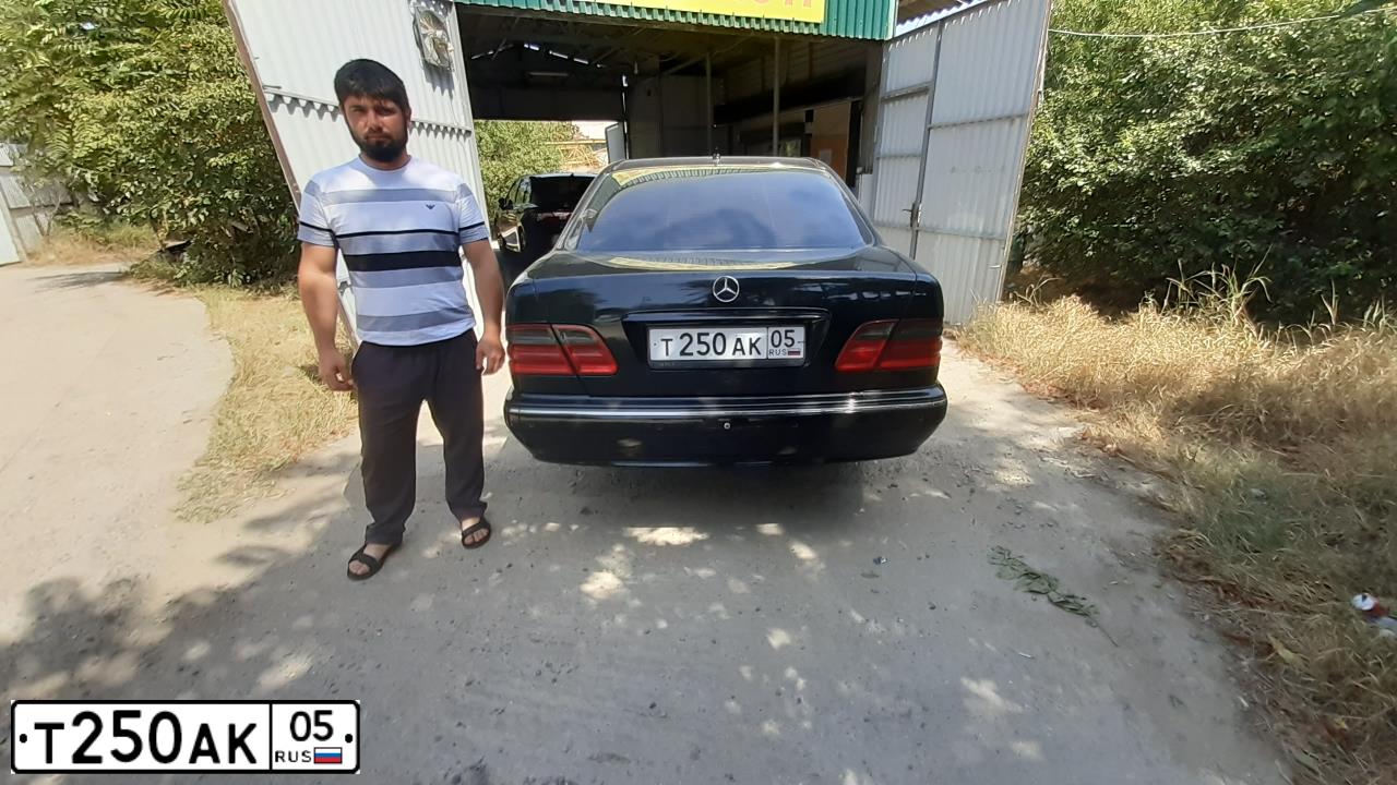 Фото автомобиля MERCEDES E-KLASSE, 2000 — госномер Т250АК05. Цвет: ЧЕРНЫЙ