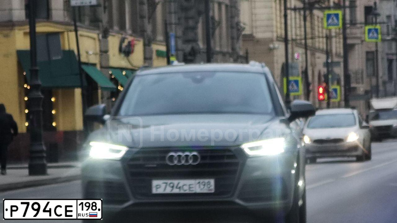 Фото автомобиля AUDI Q5, 2018 — госномер Р794СЕ198. Цвет: СЕРЫЙ