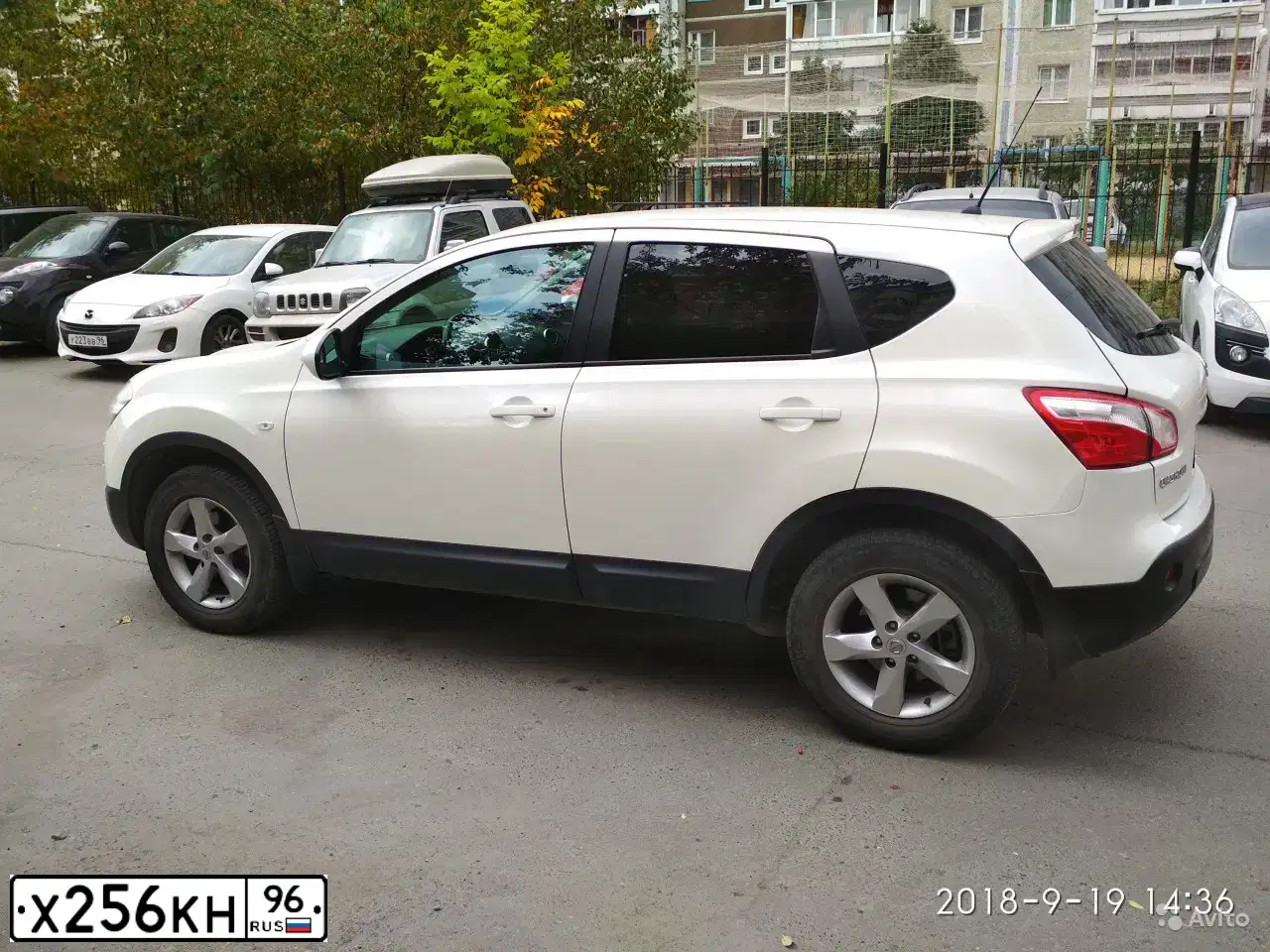Фото автомобиля NISSAN QASHQAI, 2013 — госномер Х256КН96. Цвет: Белый